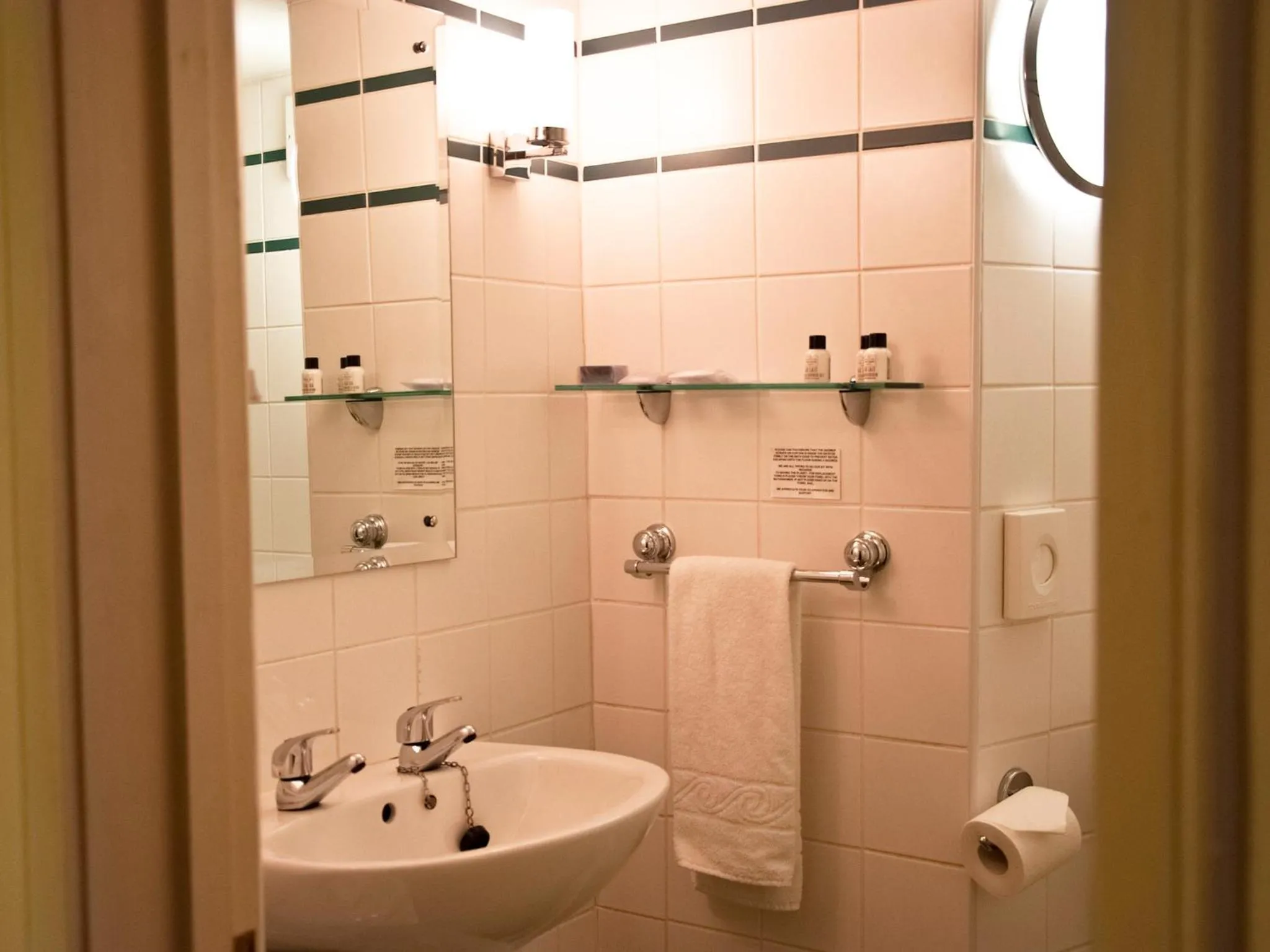 Bathroom in The White Hart Hotel
