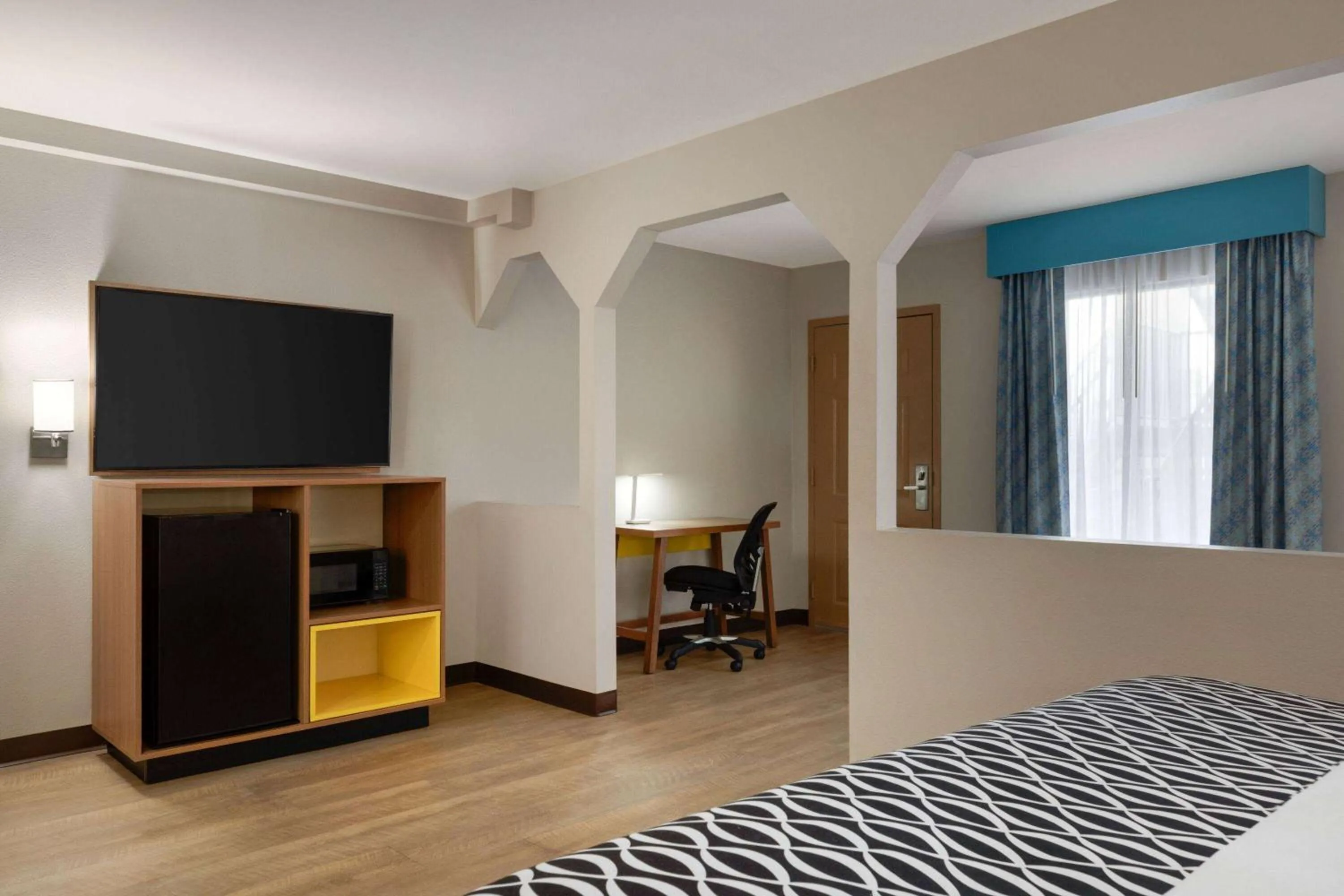 Photo of the whole room, Bed in Days Inn by Wyndham Covington