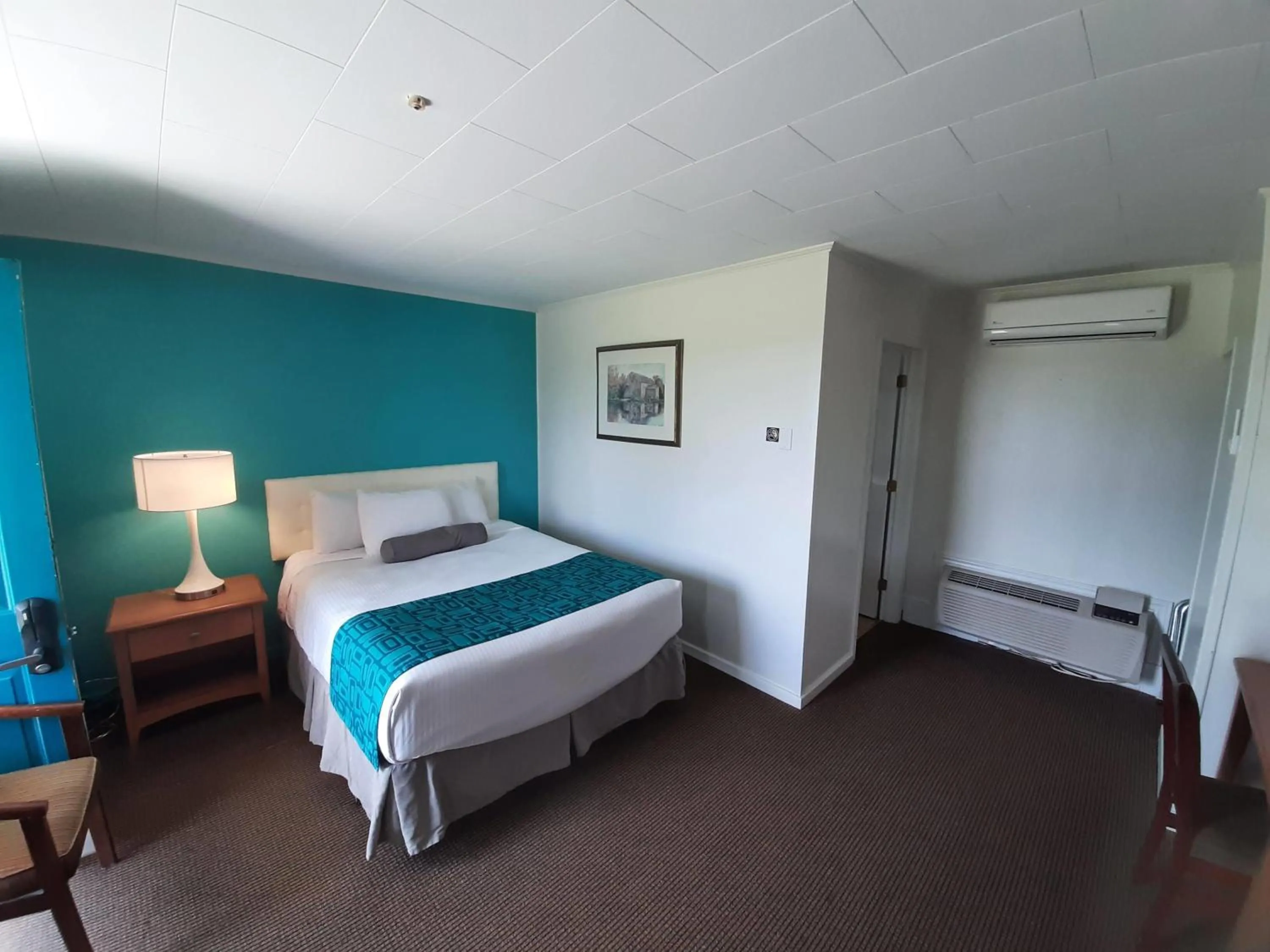 Photo of the whole room, Bed in Howard Johnson by Wyndham Woodstock NB