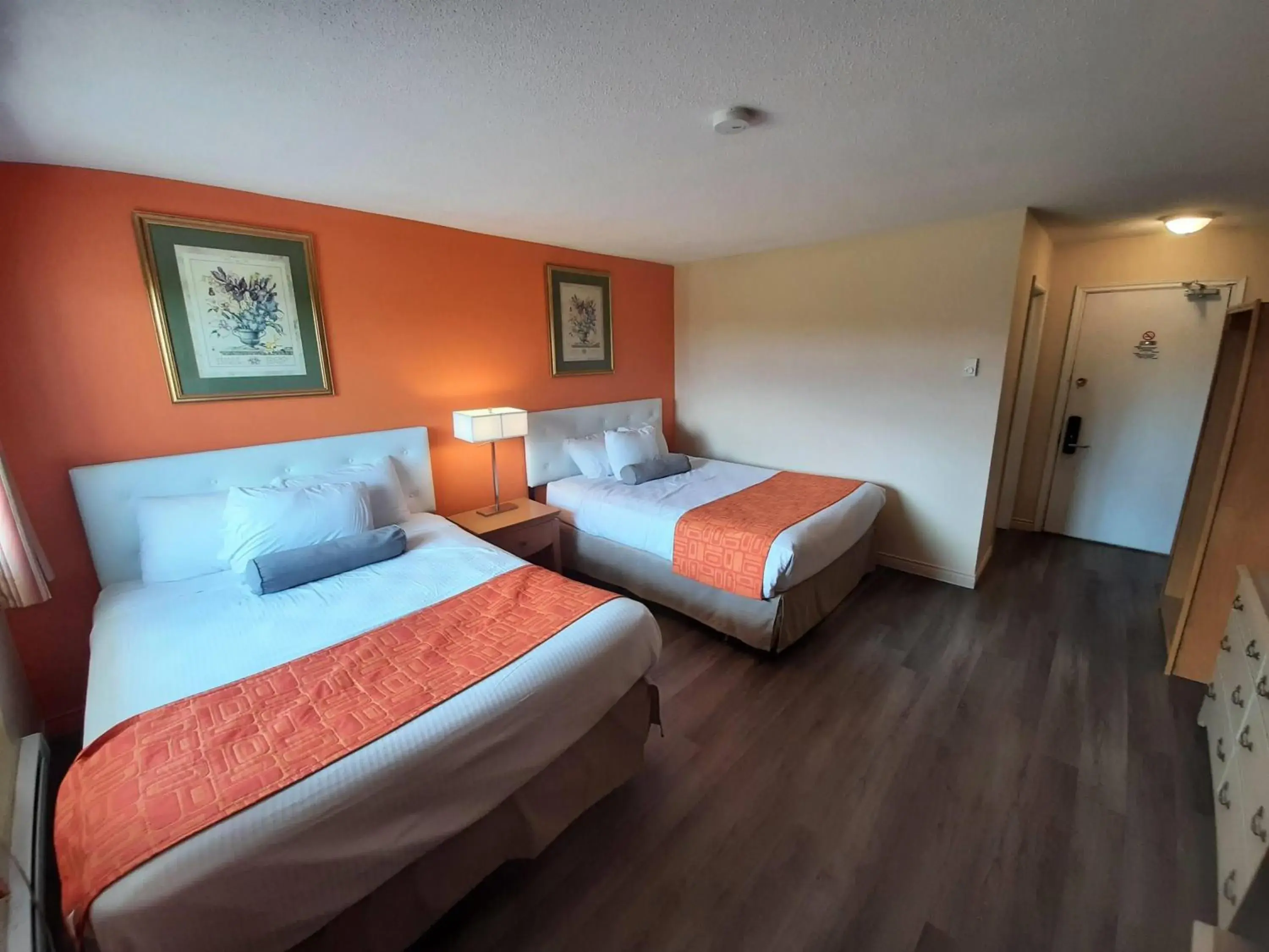 Photo of the whole room, Bed in Howard Johnson by Wyndham Woodstock NB Photo of the whole room, Bed in Howard Johnson by Wyndham Woodstock NB