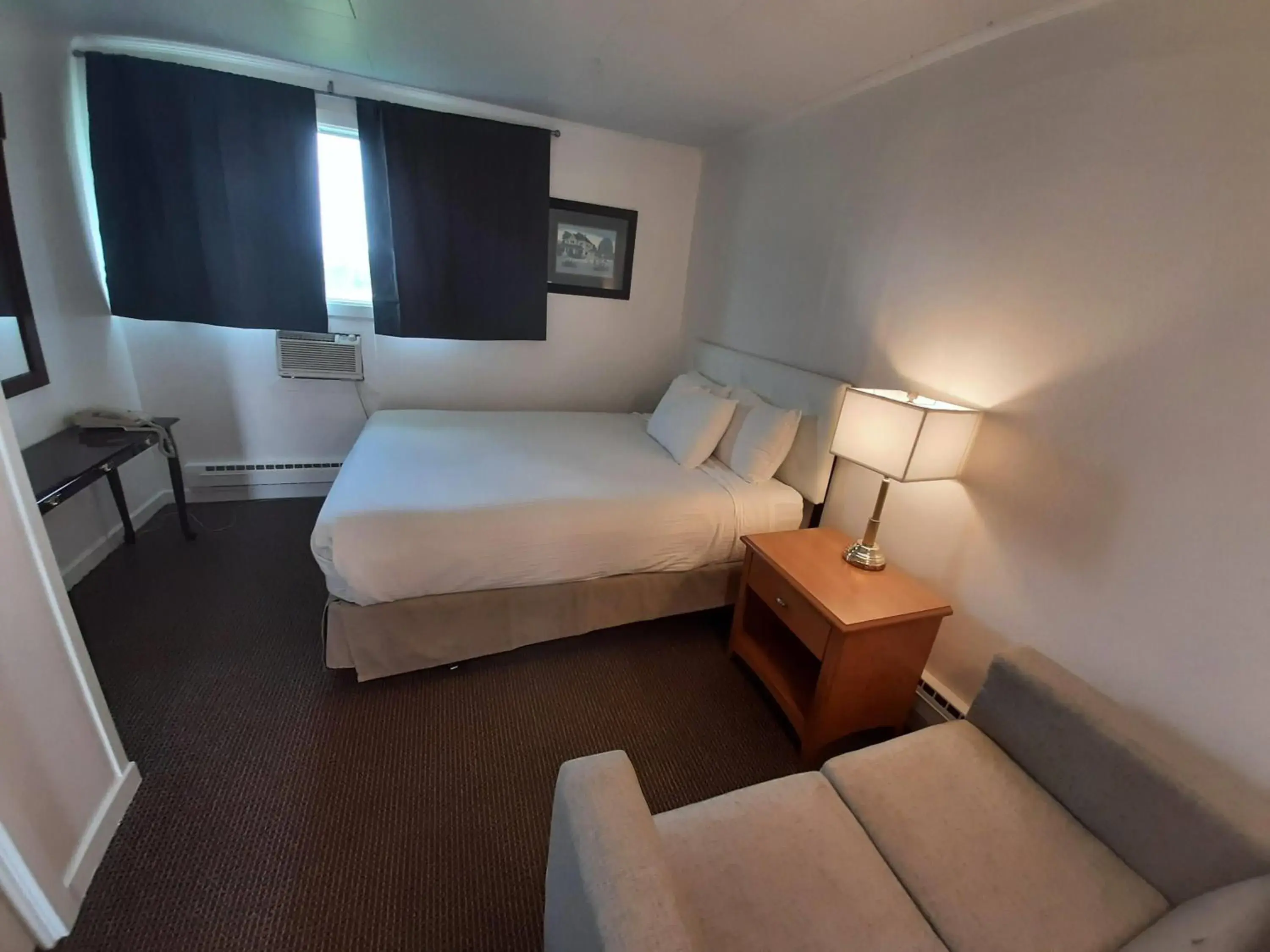 Photo of the whole room, Bed in Howard Johnson by Wyndham Woodstock NB Photo of the whole room, Bed in Howard Johnson by Wyndham Woodstock NB