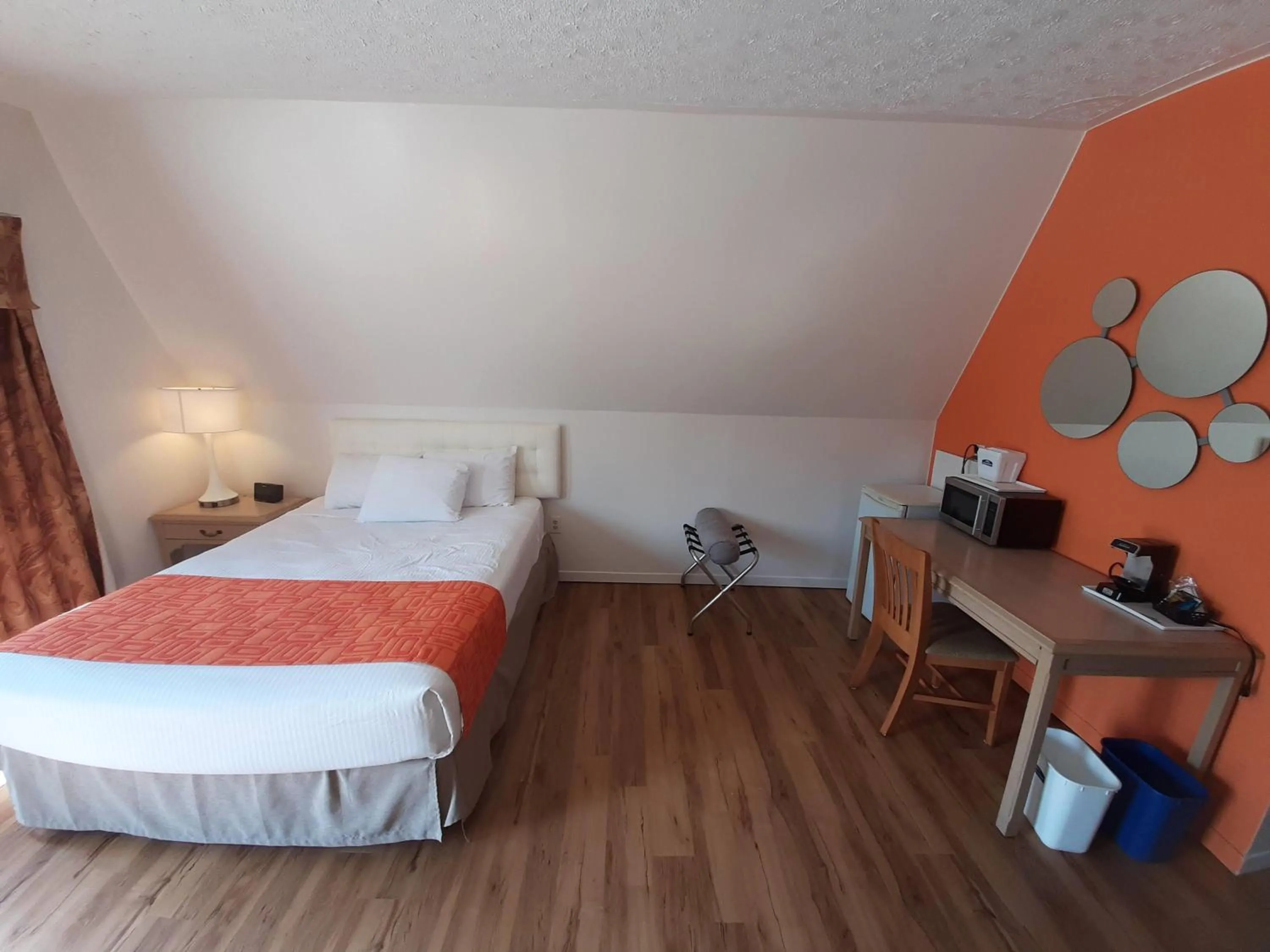 Photo of the whole room, Bed in Howard Johnson by Wyndham Woodstock NB