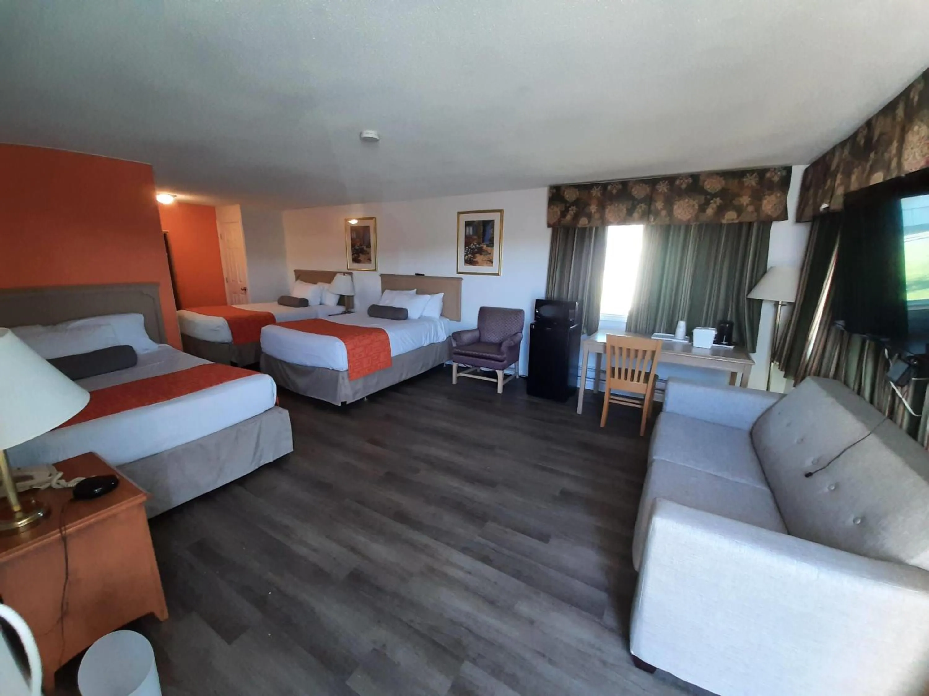 Photo of the whole room, Bed in Howard Johnson by Wyndham Woodstock NB