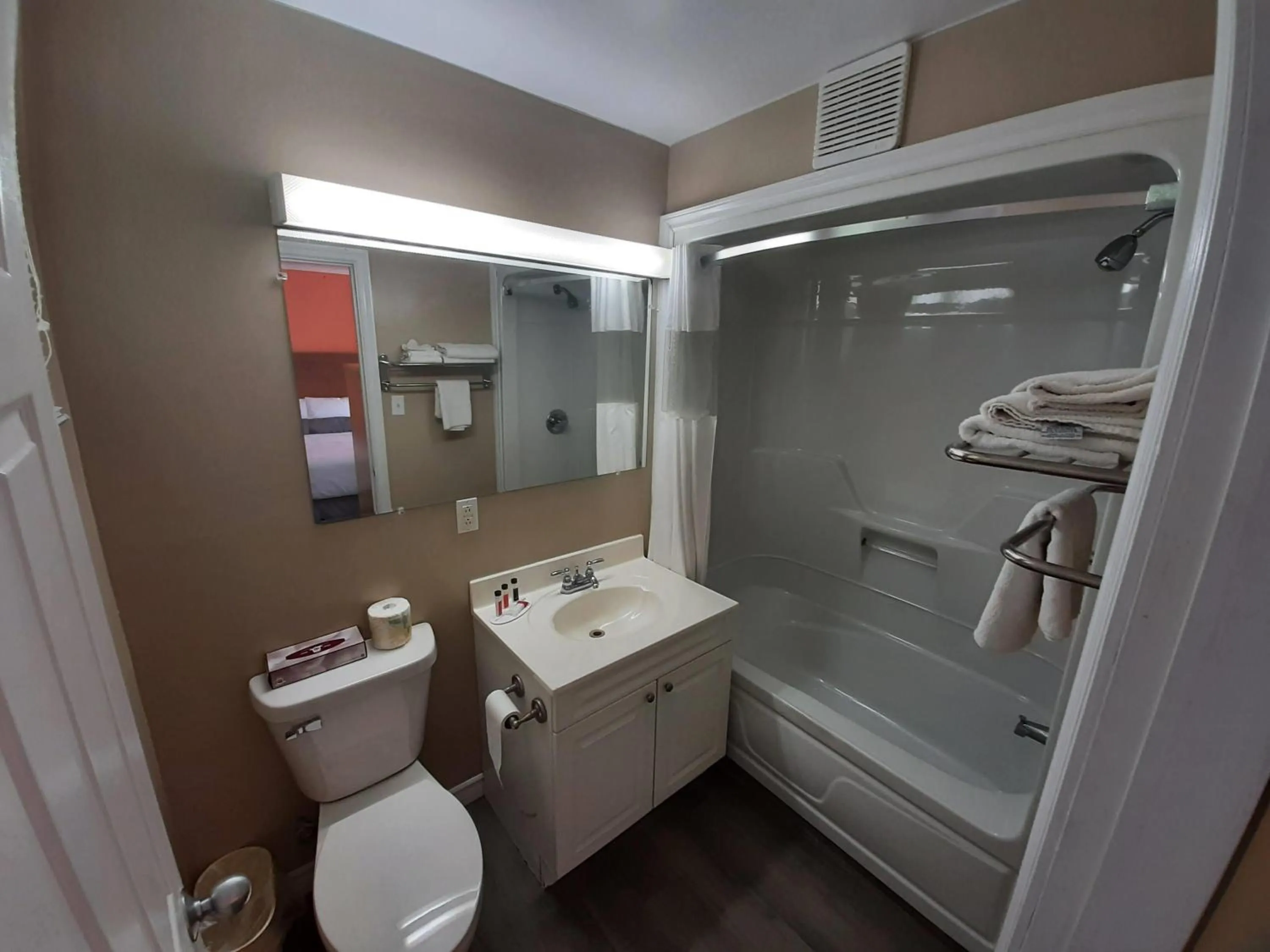 Photo of the whole room in Howard Johnson by Wyndham Woodstock NB