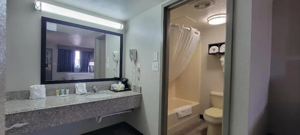 Queen Room with Two Queen Beds - Non-Smoking in Days Inn by Wyndham Conway Queen Room with Two Queen Beds - Non-Smoking in Days Inn by Wyndham Conway