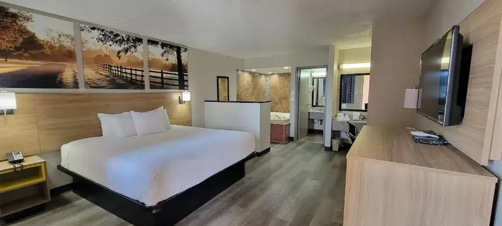 King Suite - Non-Smoking in Days Inn by Wyndham Conway King Suite - Non-Smoking in Days Inn by Wyndham Conway