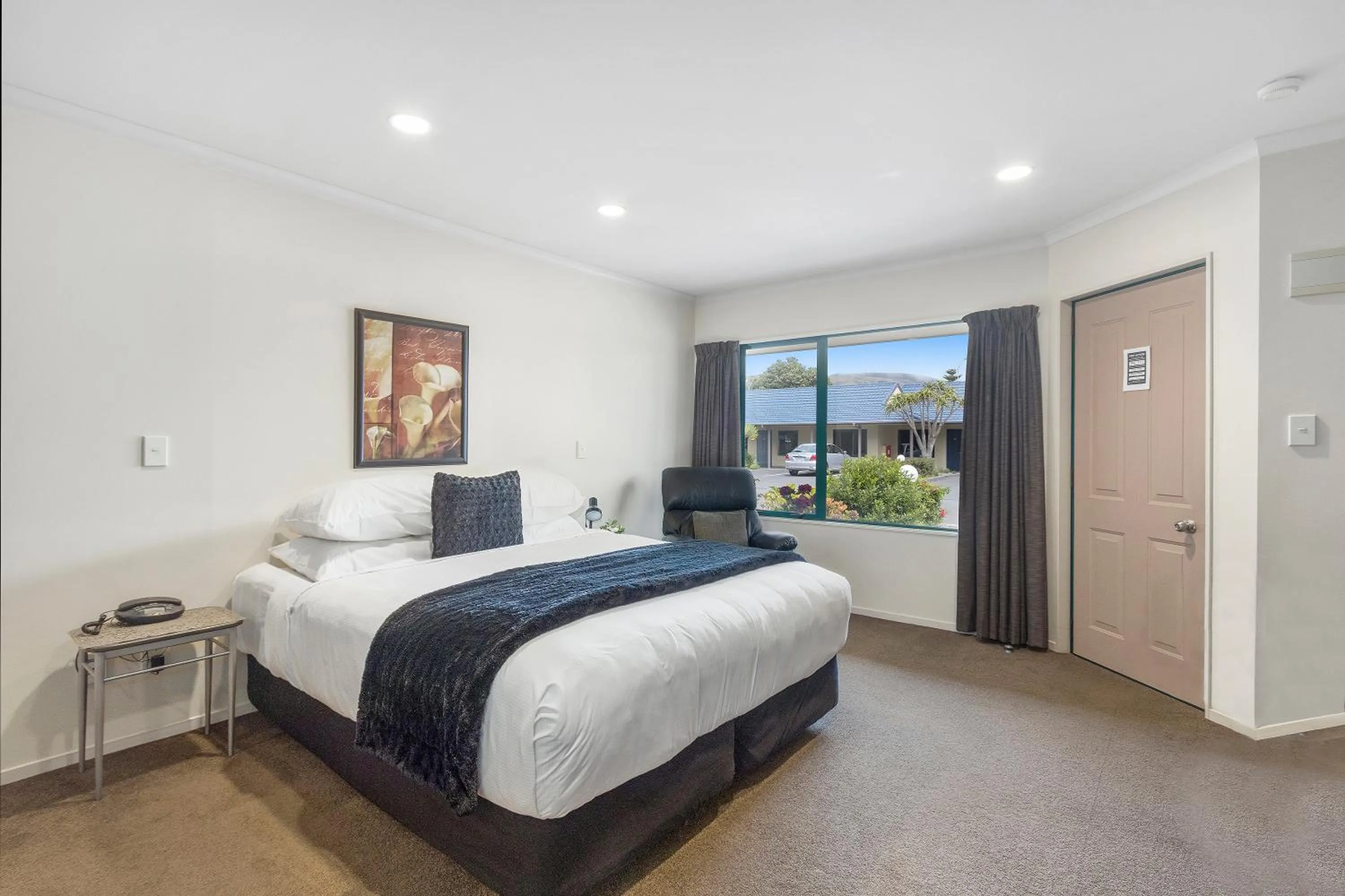 Bedroom, Bed in Belmont Motor Lodge