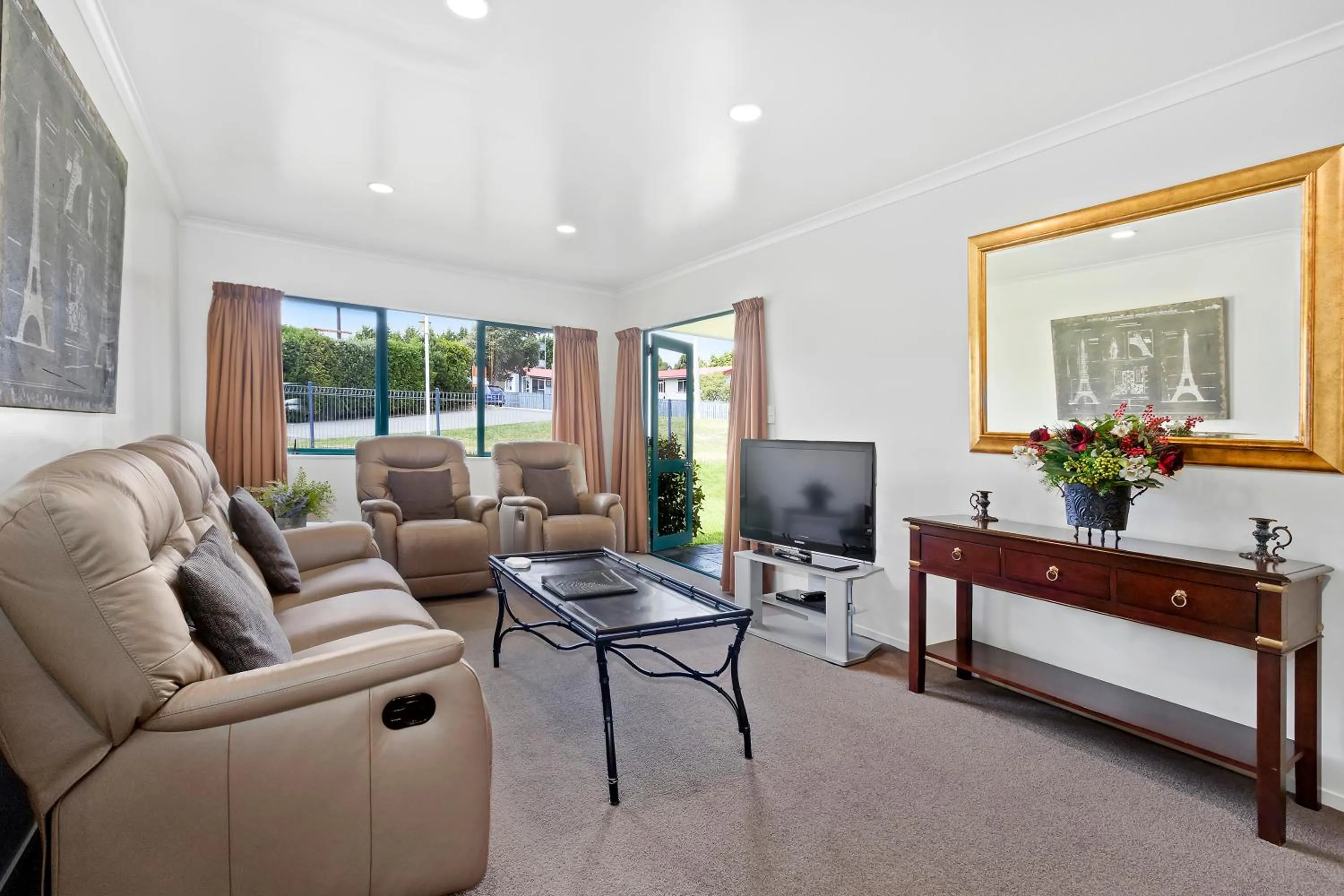 Living room in Belmont Motor Lodge