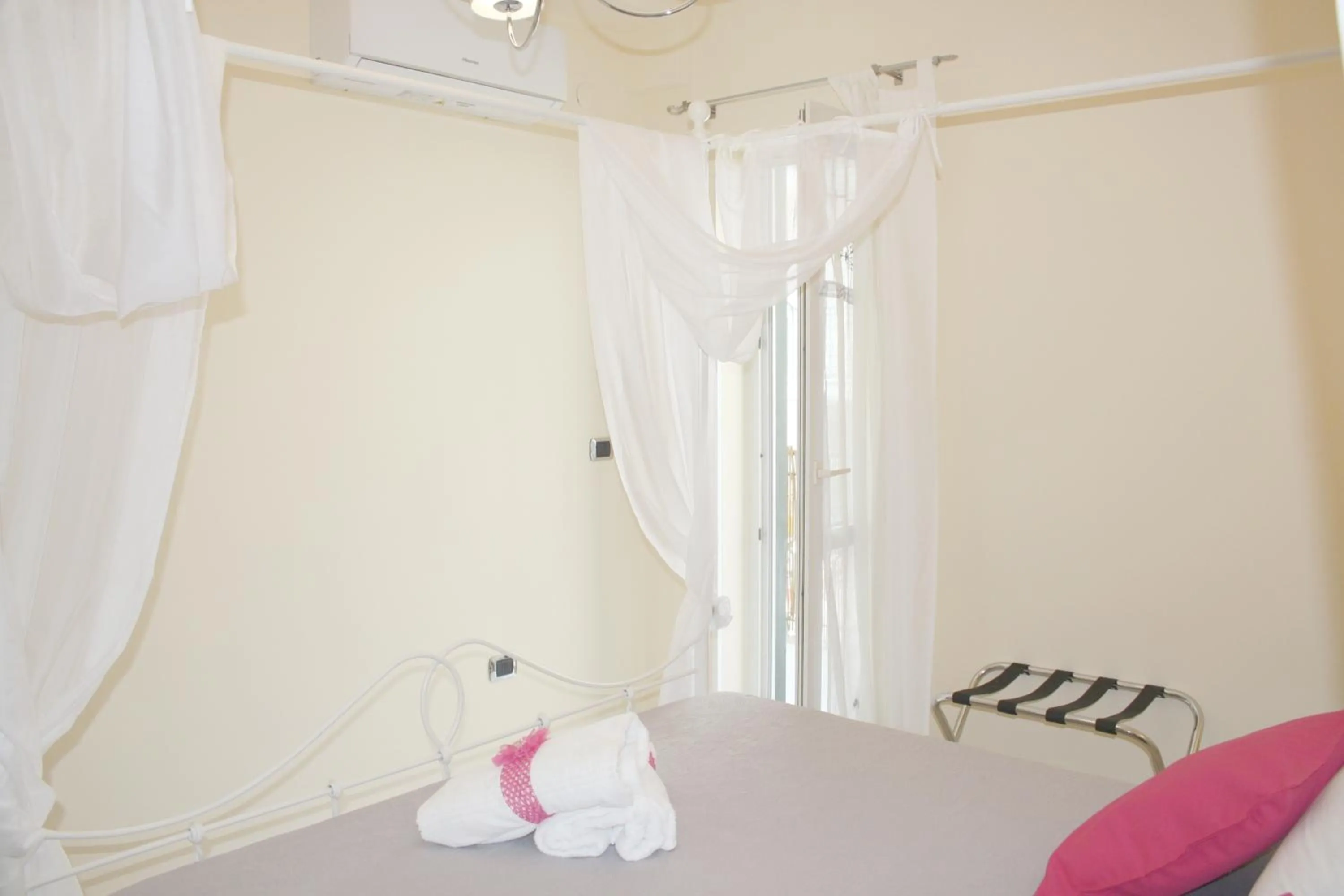 Bed in City life Pompeii