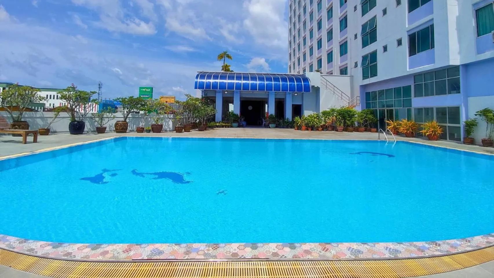 Swimming pool in Diamond Plaza Hotel