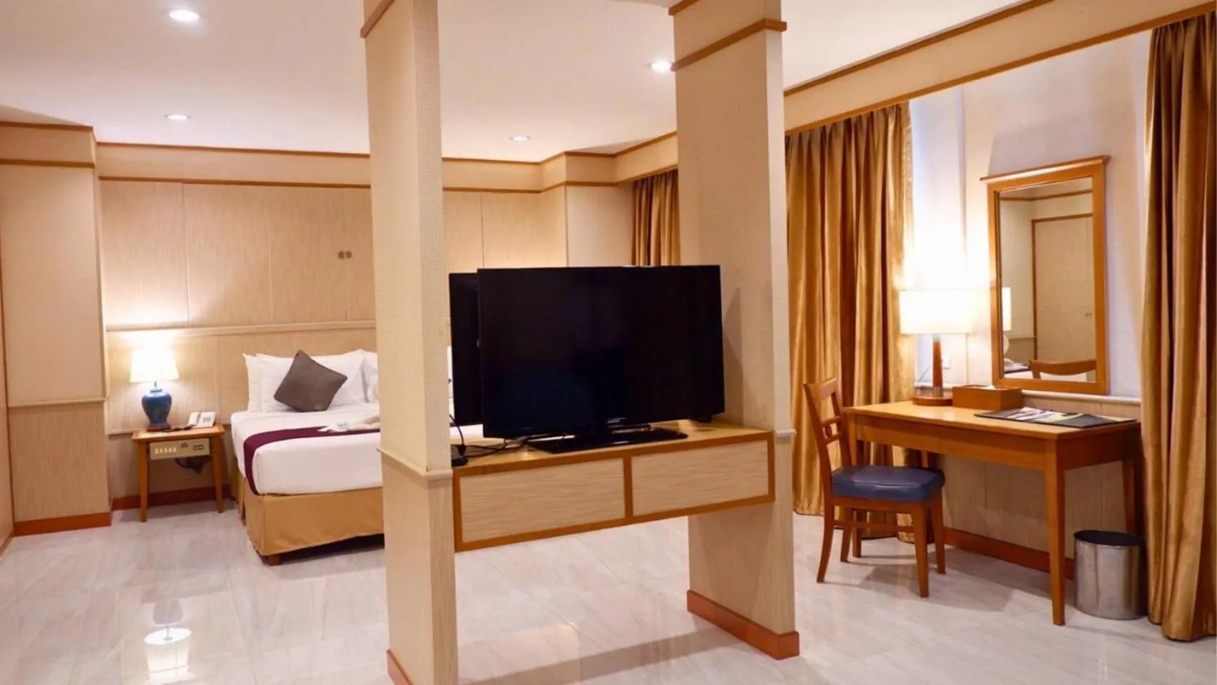 Bedroom, Bed in Diamond Plaza Hotel