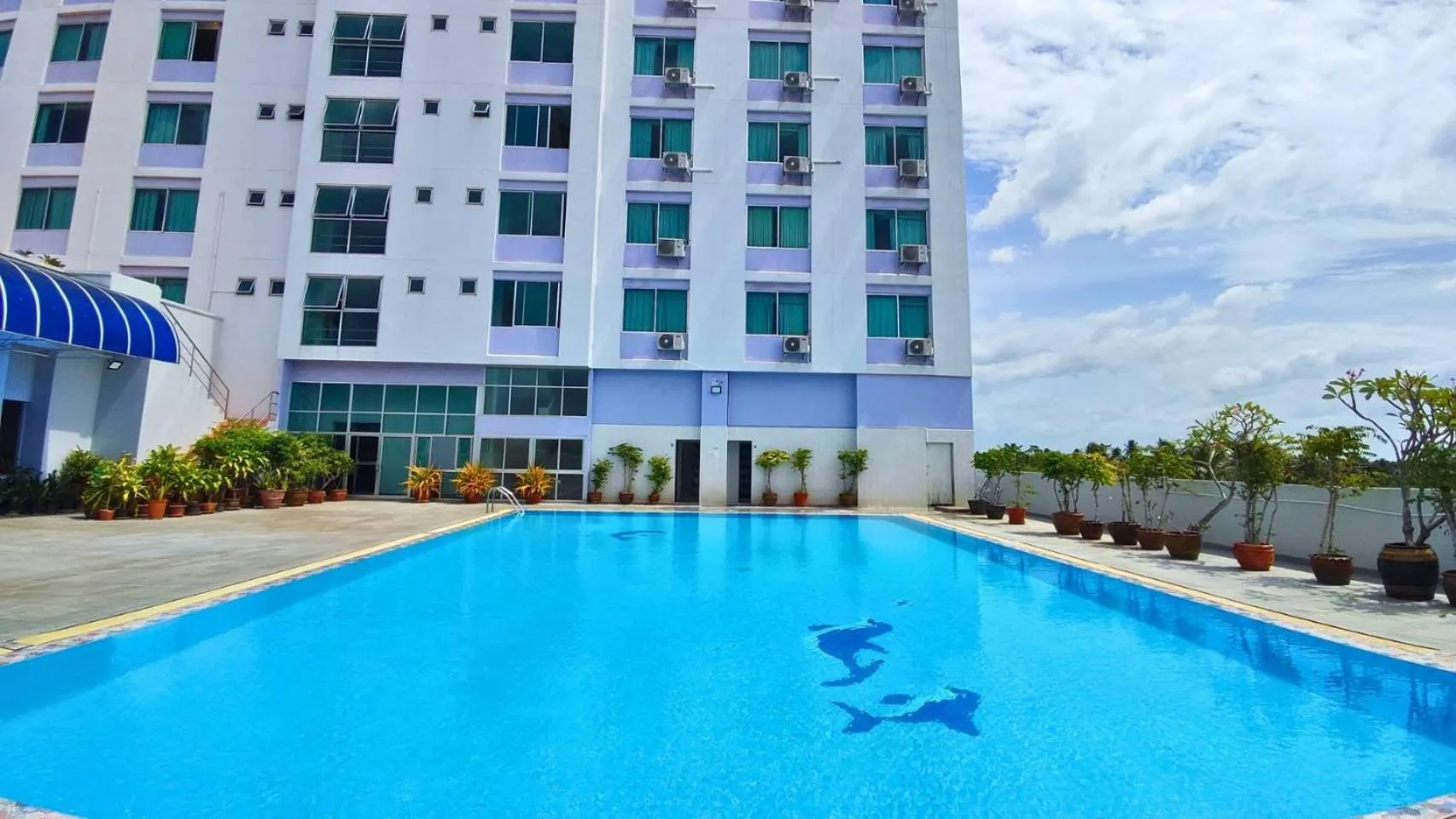 Swimming pool in Diamond Plaza Hotel
