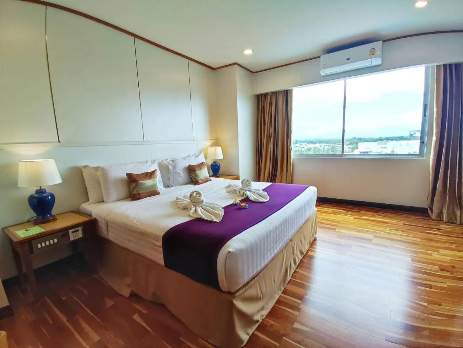 Bedroom, Bed in Diamond Plaza Hotel