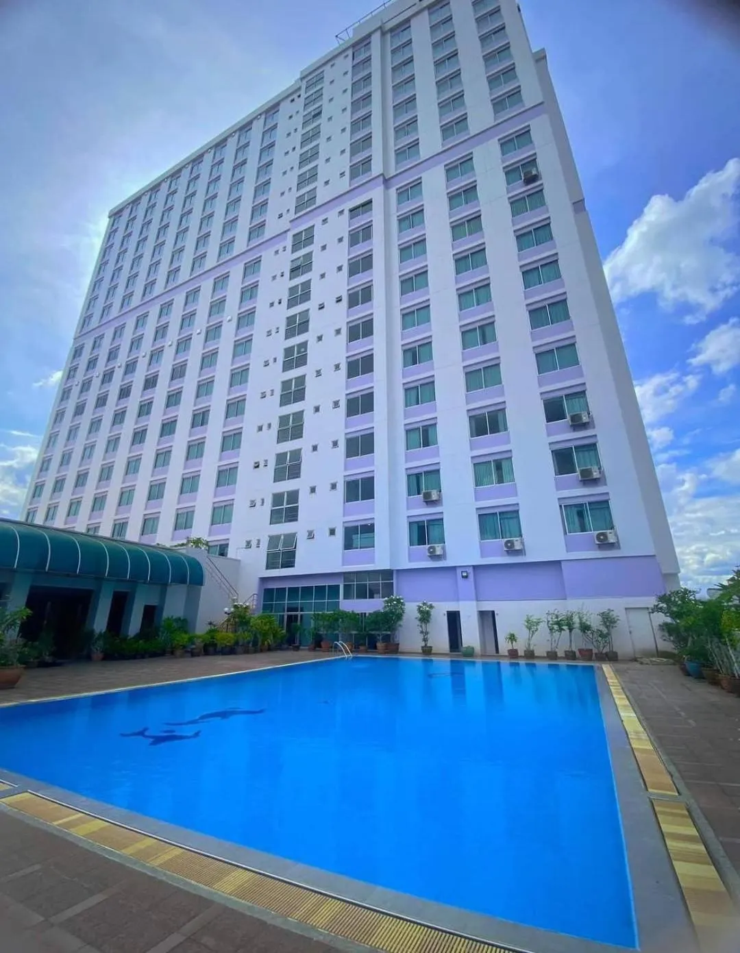 Swimming pool in Diamond Plaza Hotel