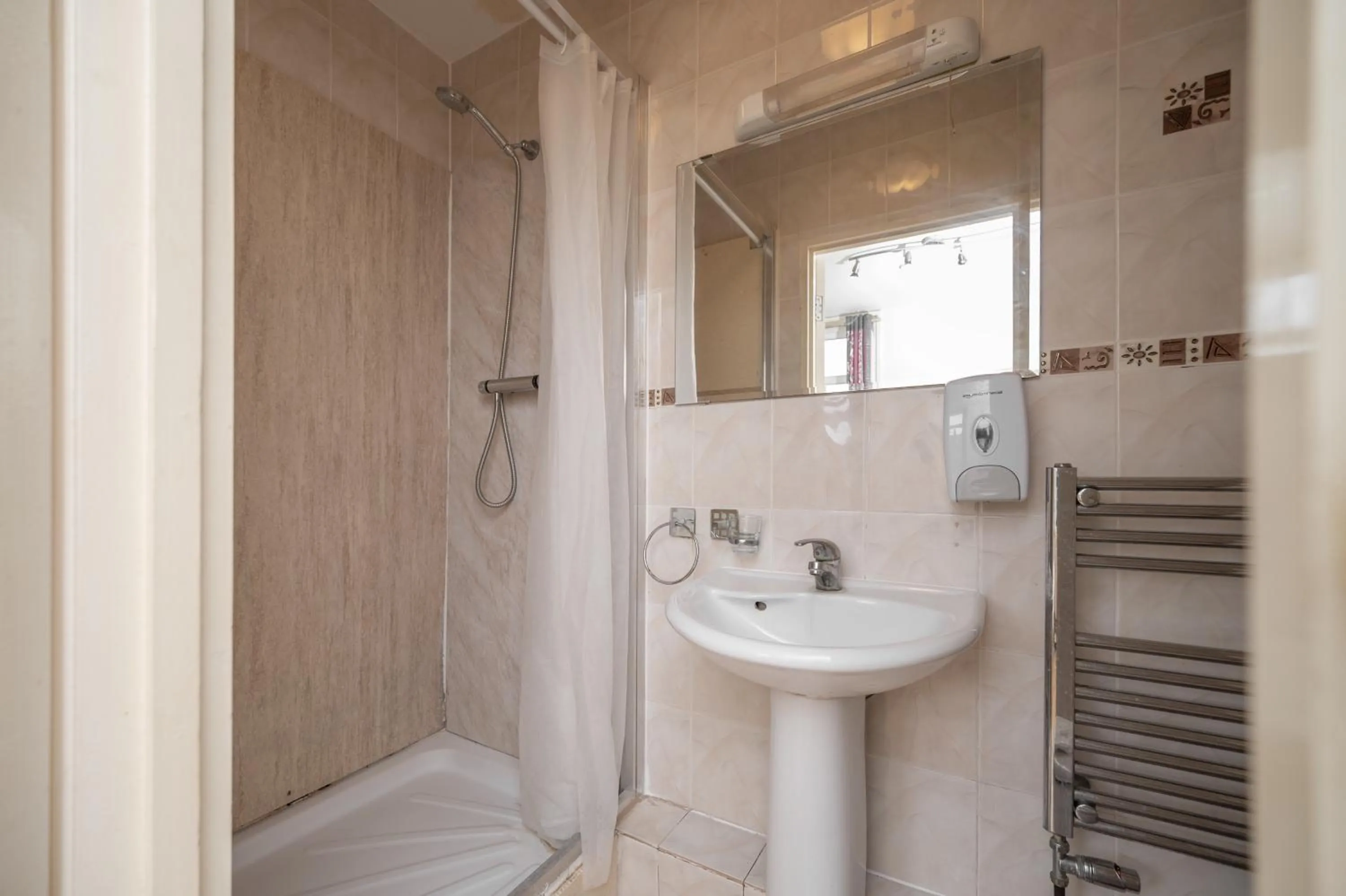 Bathroom in Flexistay Aparthotel Tooting