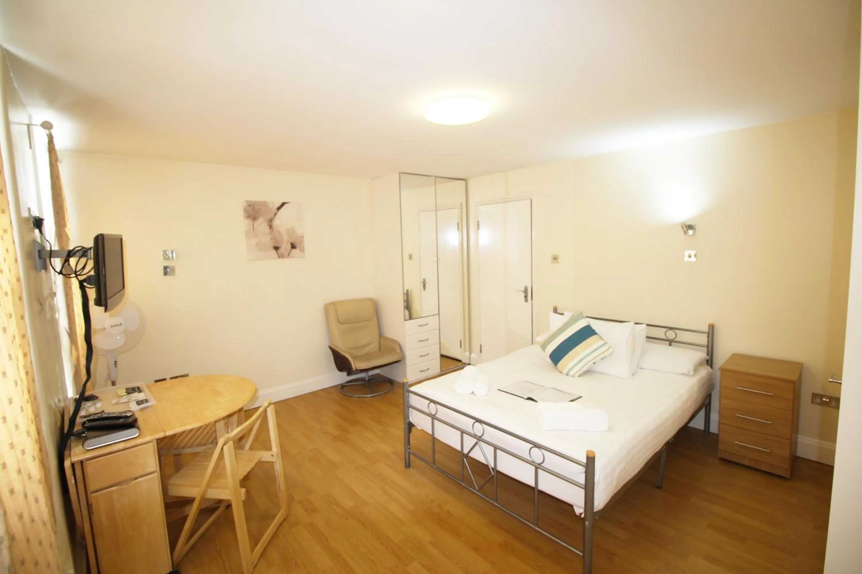 Bedroom, Bed in Flexistay Aparthotel Tooting