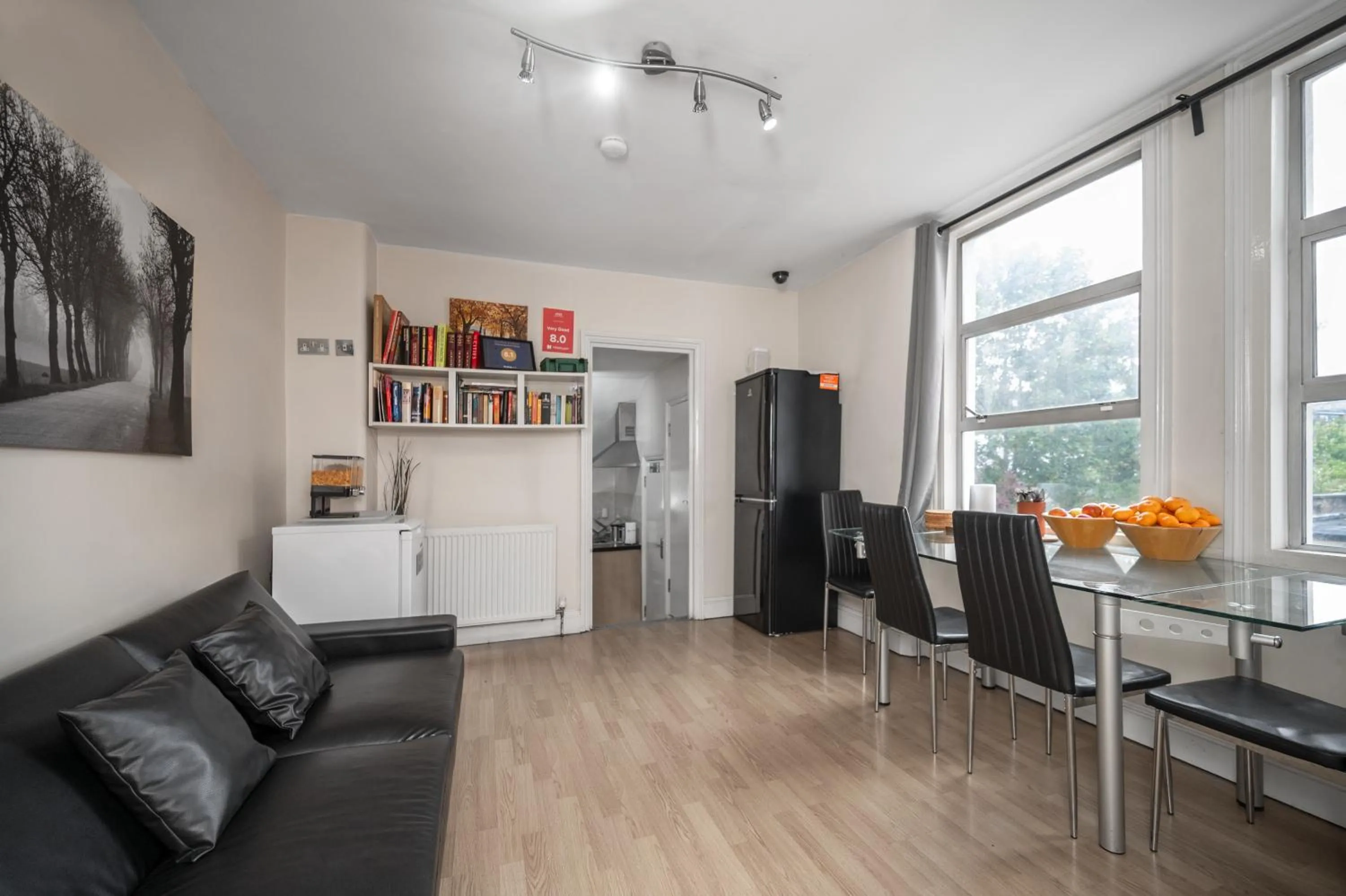 Communal lounge/ TV room in Flexistay Aparthotel Tooting