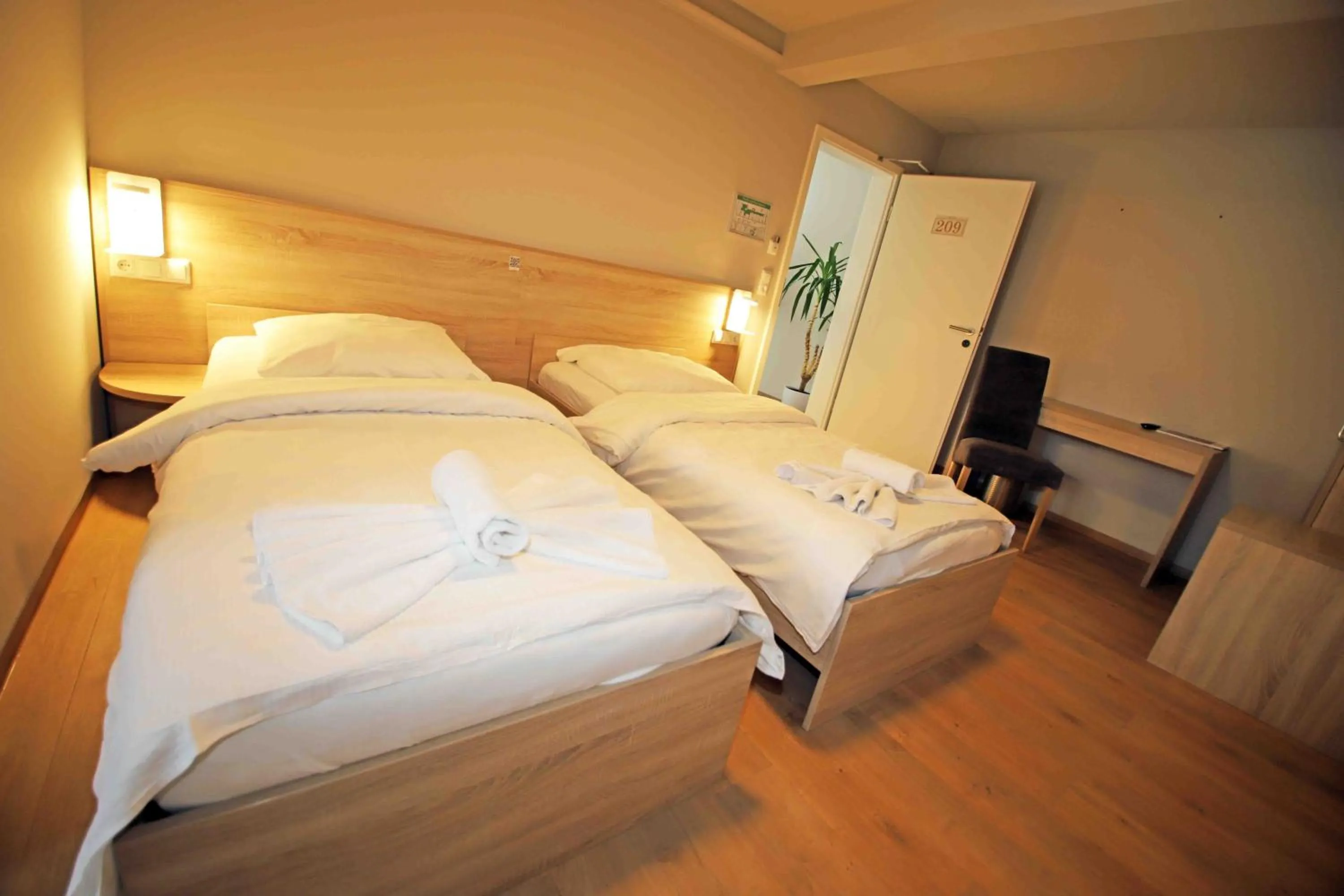 Bed in Pension Villa Colosseo im Herzen von Meiningen