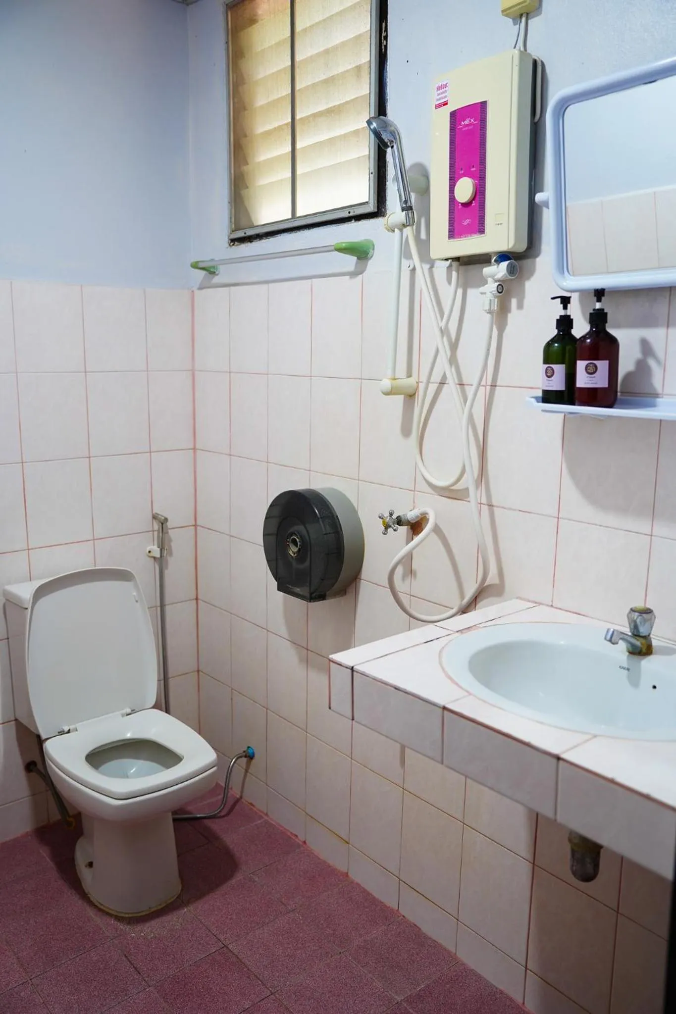 Toilet in JP Resort Koh Tao