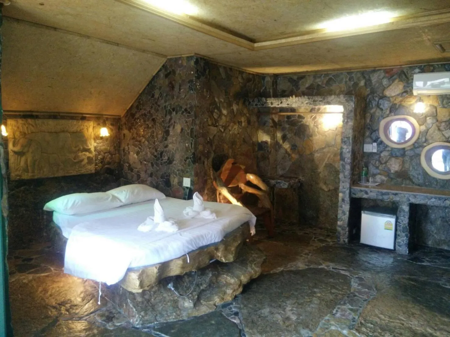 Bed in Needa Rock Resort