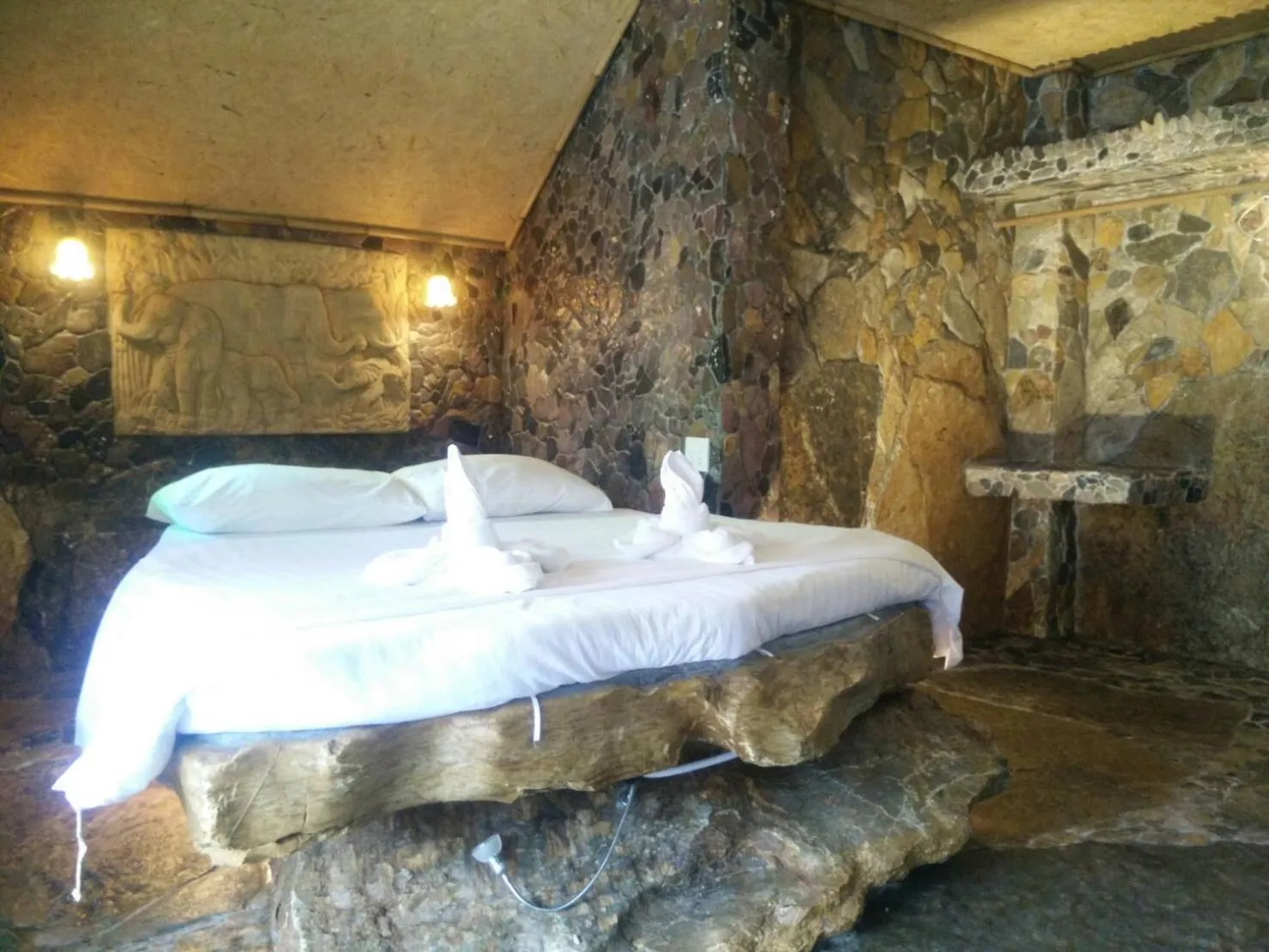 Bed in Needa Rock Resort