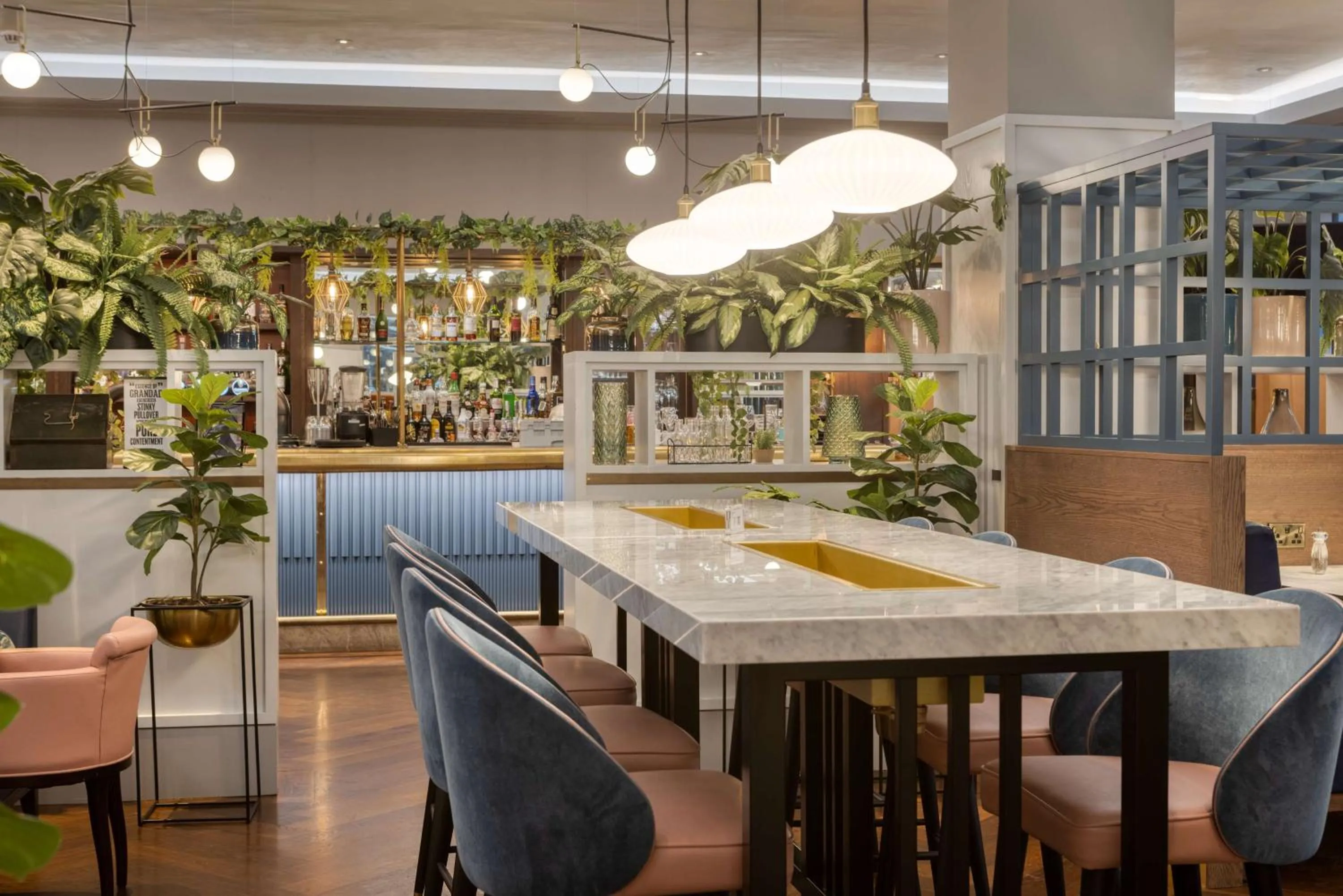 Lounge or bar in Hilton Glasgow