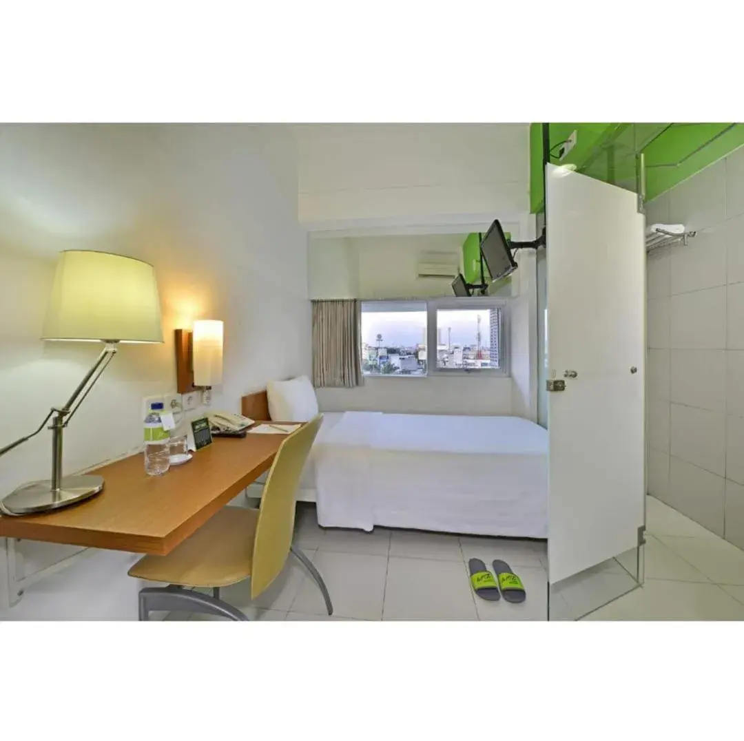 Bedroom in Whiz Hotel Pemuda Semarang Bedroom in Whiz Hotel Pemuda Semarang
