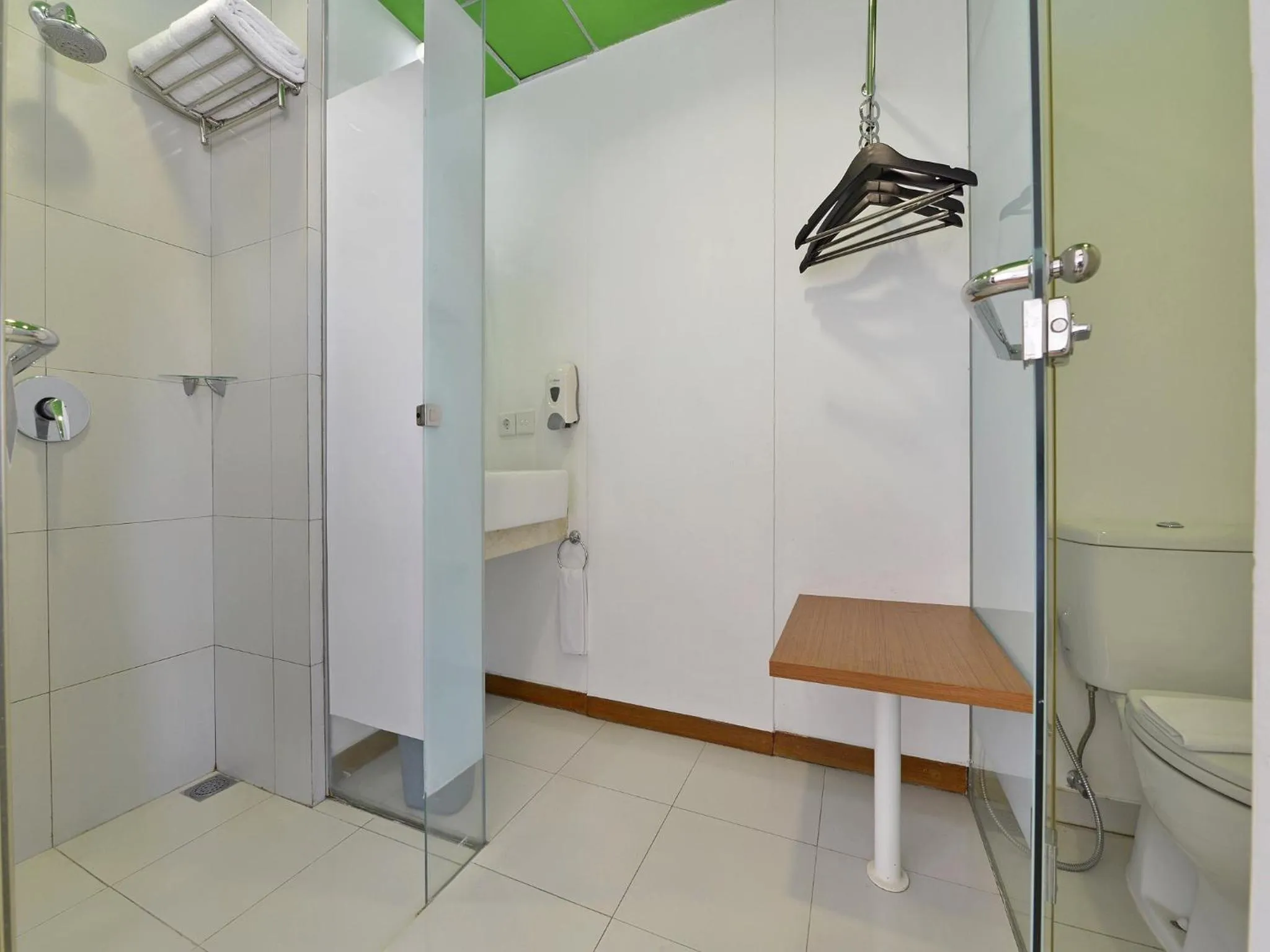 Shower in Whiz Hotel Pemuda Semarang