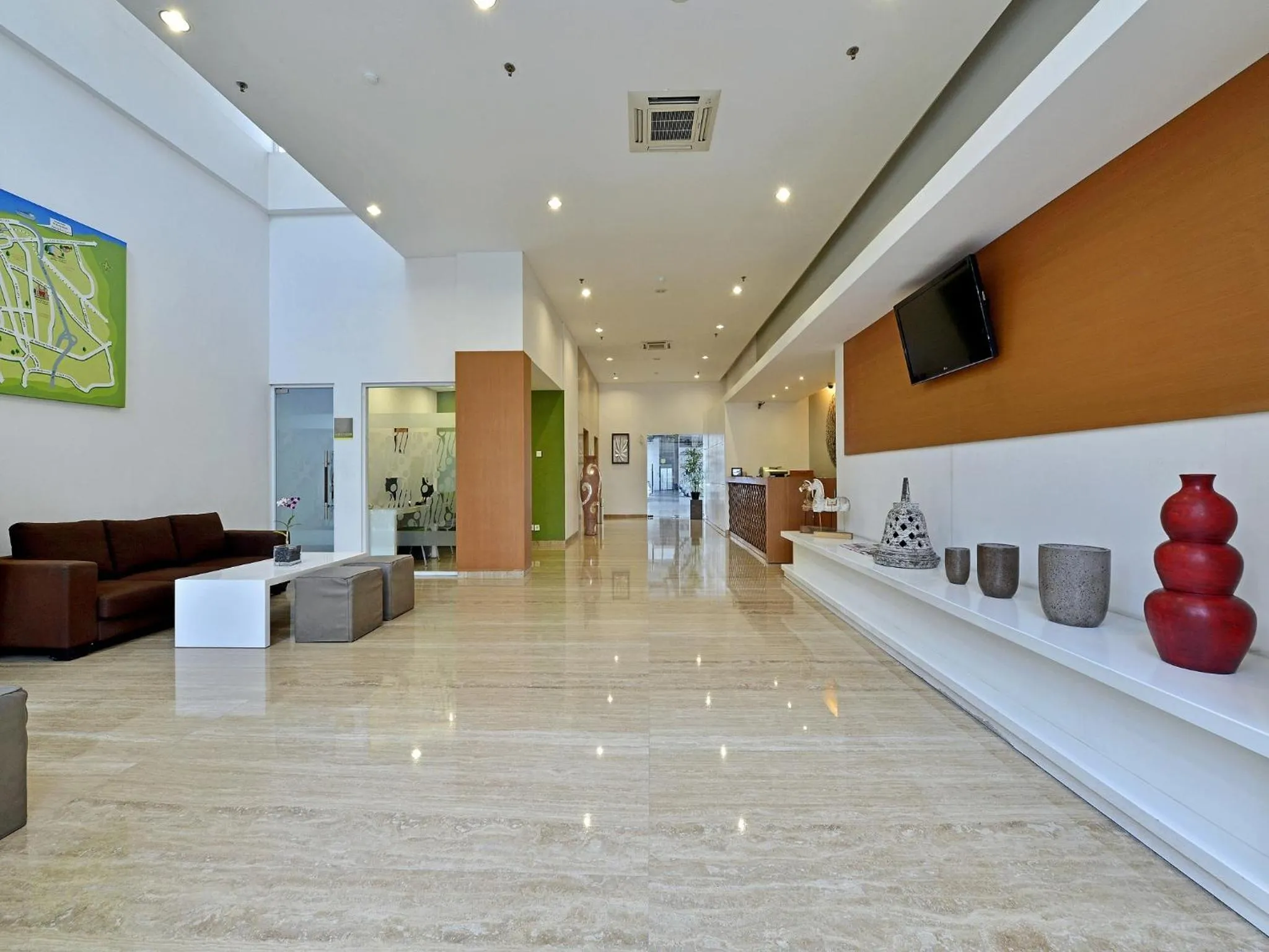 Lobby or reception in Whiz Hotel Pemuda Semarang