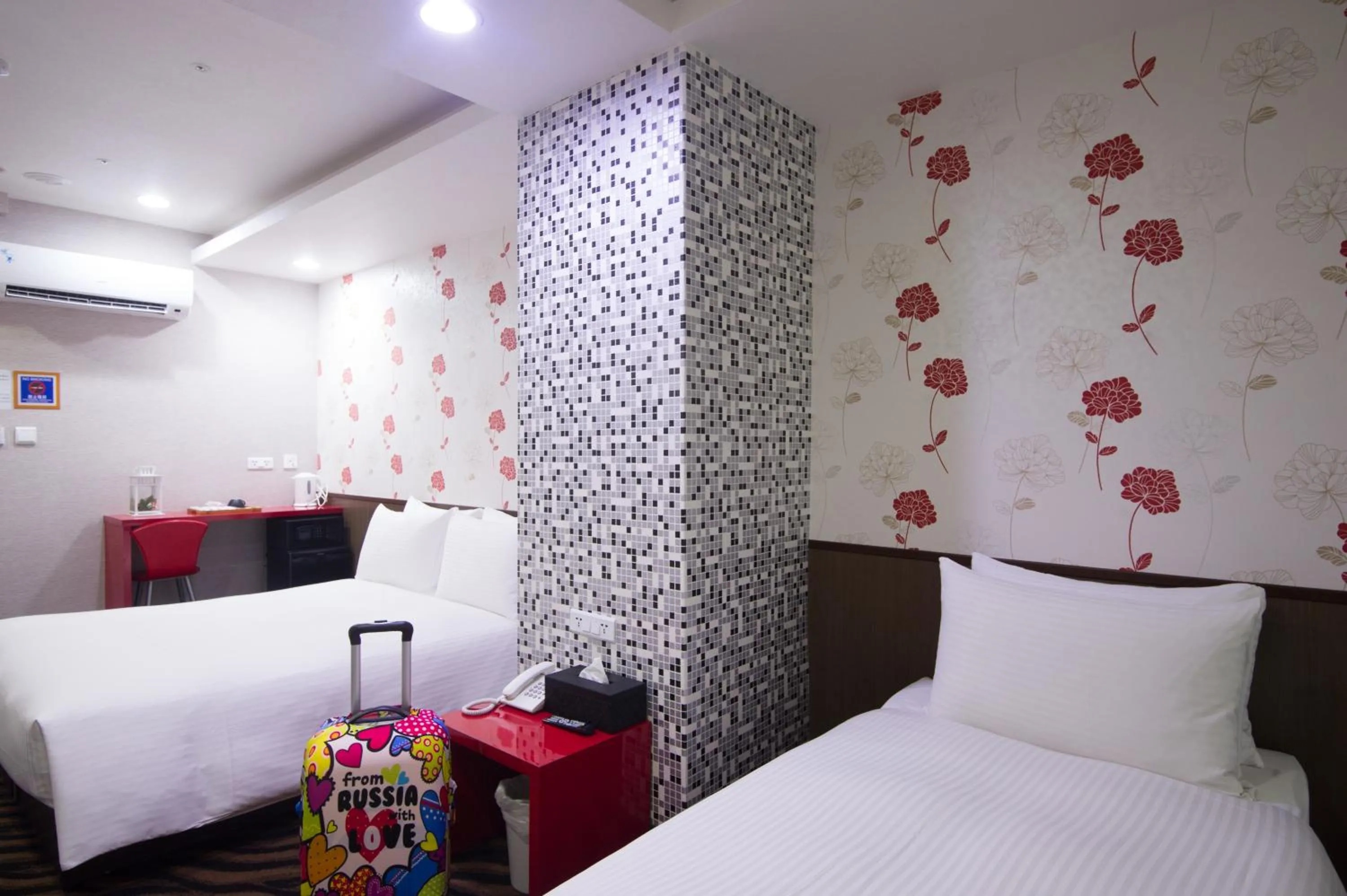 Photo of the whole room in Moshamanla Hotel - Ximen