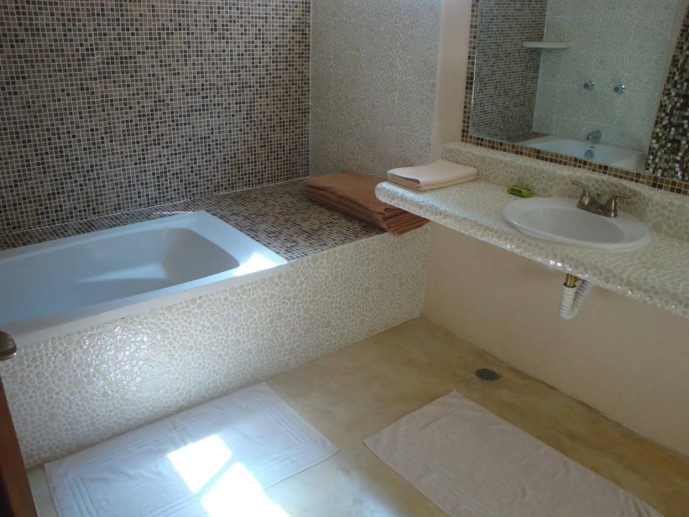 Bathroom in Casa de las Olas Surf & Beach Club