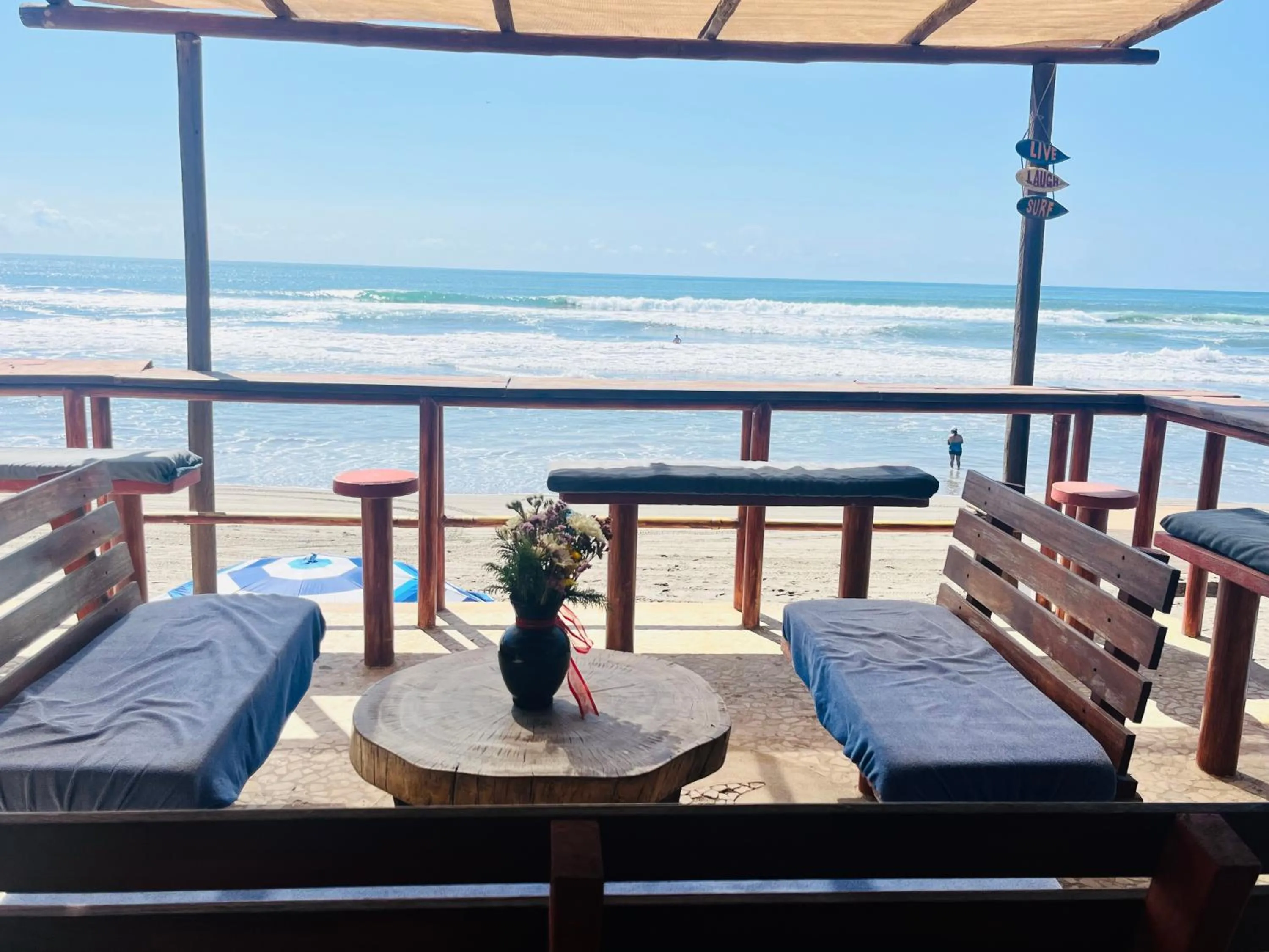 Restaurant/places to eat in Casa de las Olas Surf & Beach Club