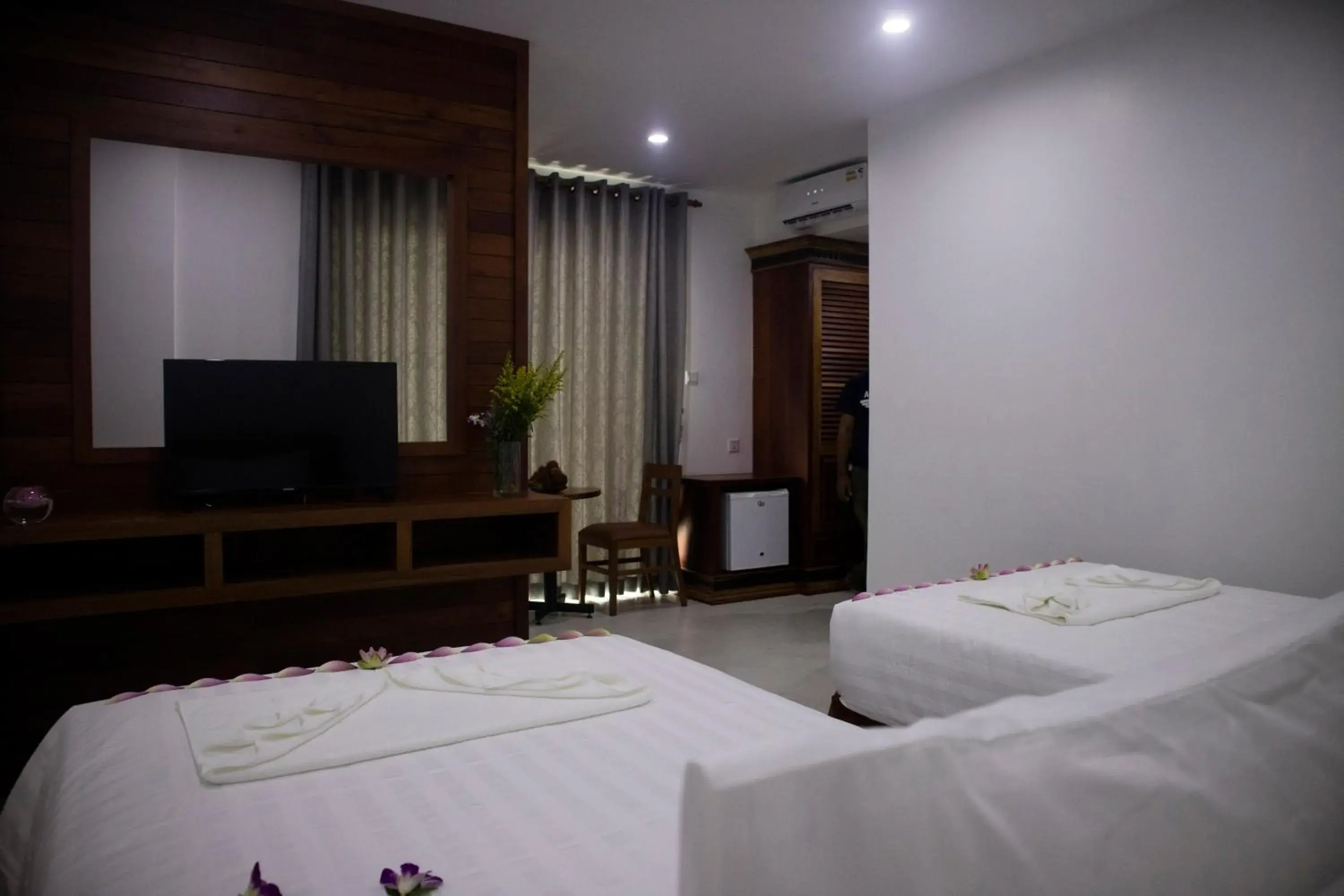 Shower, TV/Entertainment Center in Angkor City View Hotel