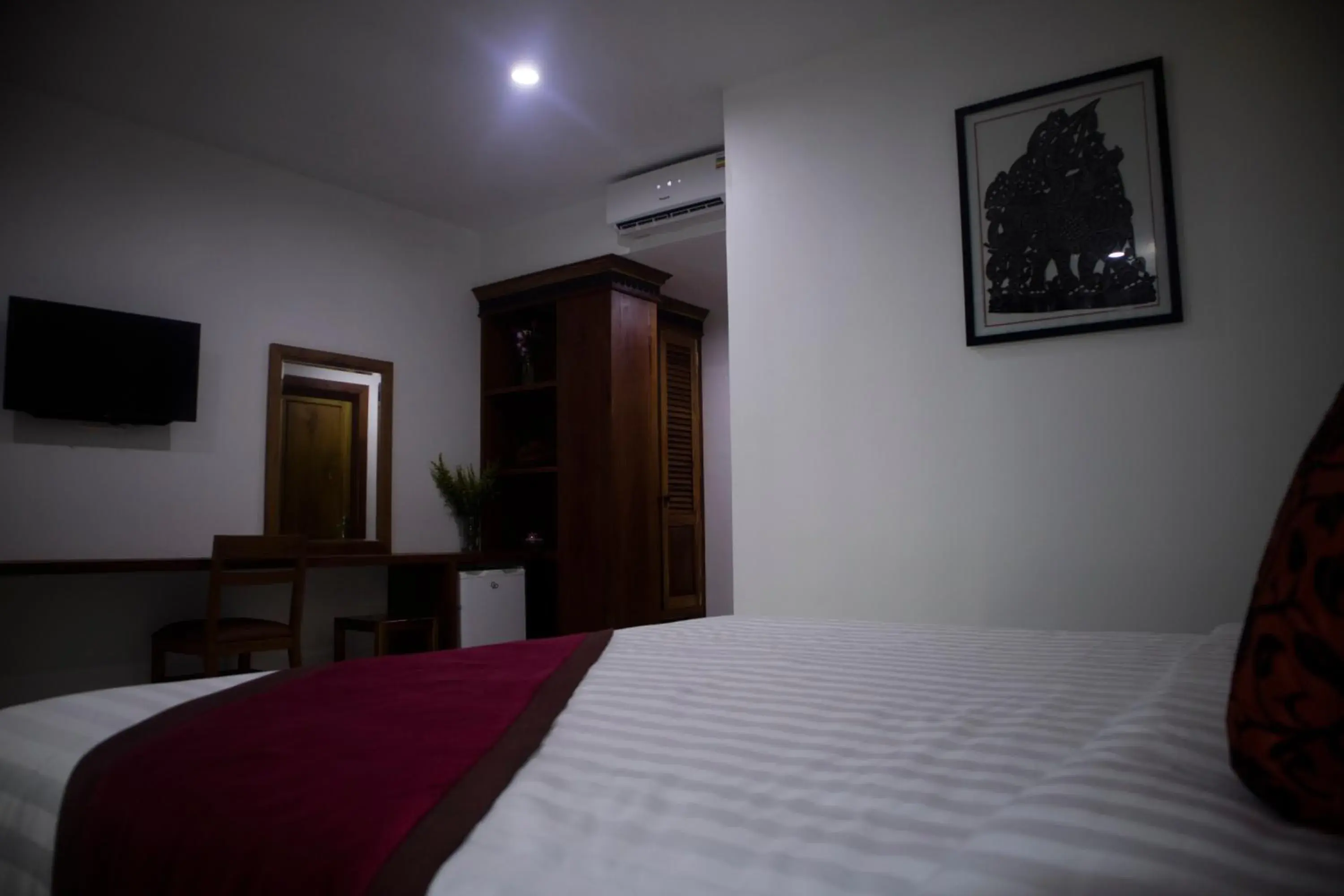 Bed, TV/Entertainment Center in Angkor City View Hotel