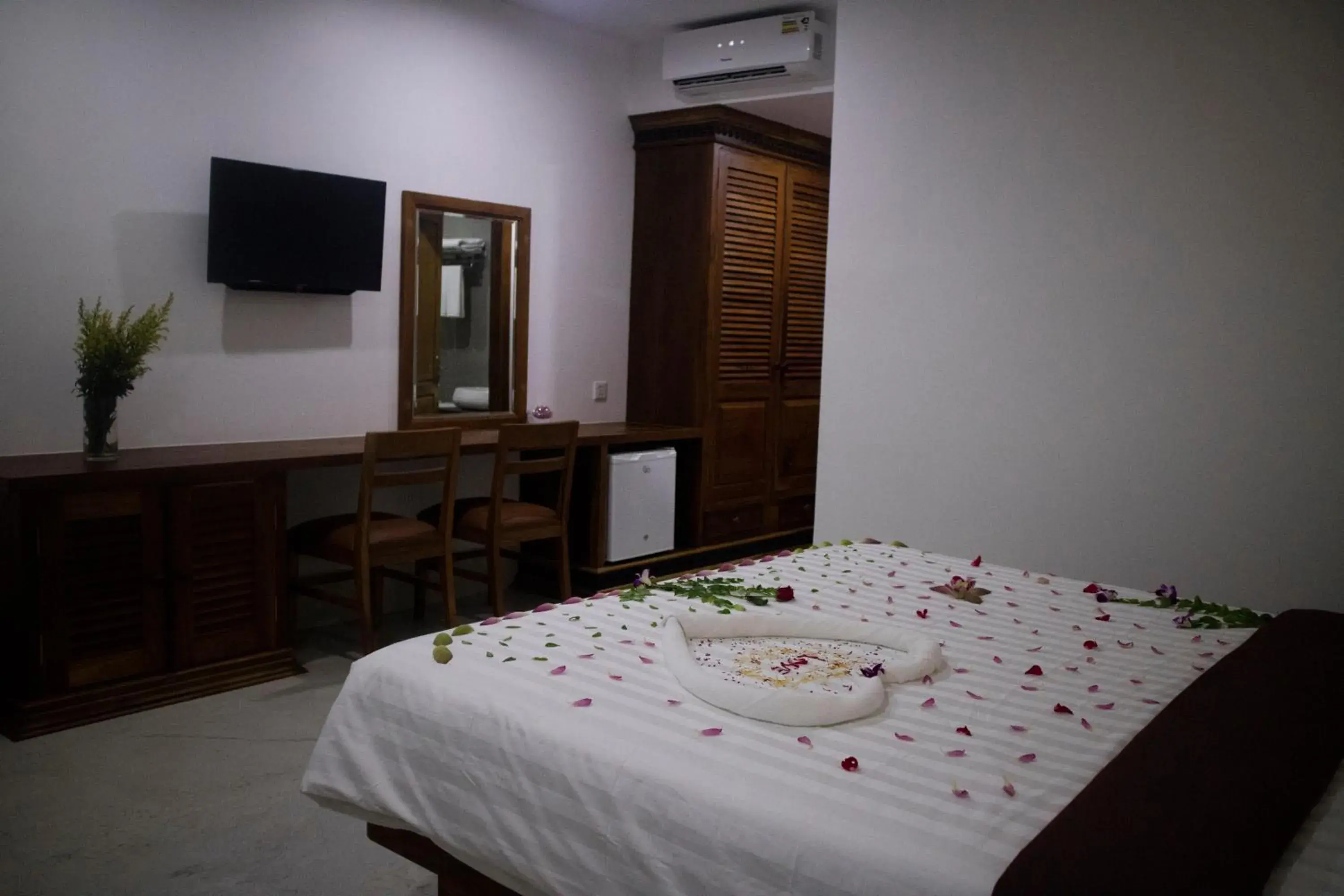 Bed, TV/Entertainment Center in Angkor City View Hotel