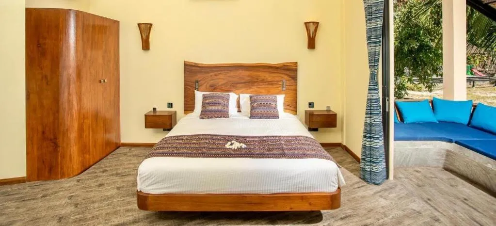 Bedroom, Bed in Absolute Beachfront Resort