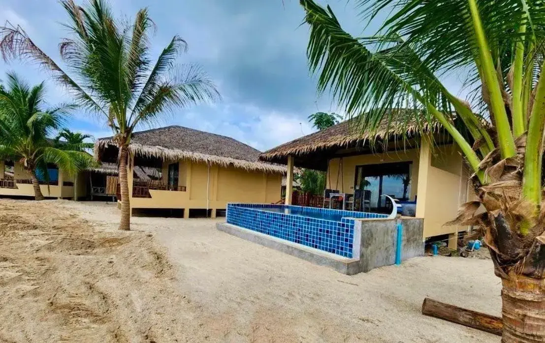 Swimming pool in Absolute Beachfront Resort Swimming pool in Absolute Beachfront Resort
