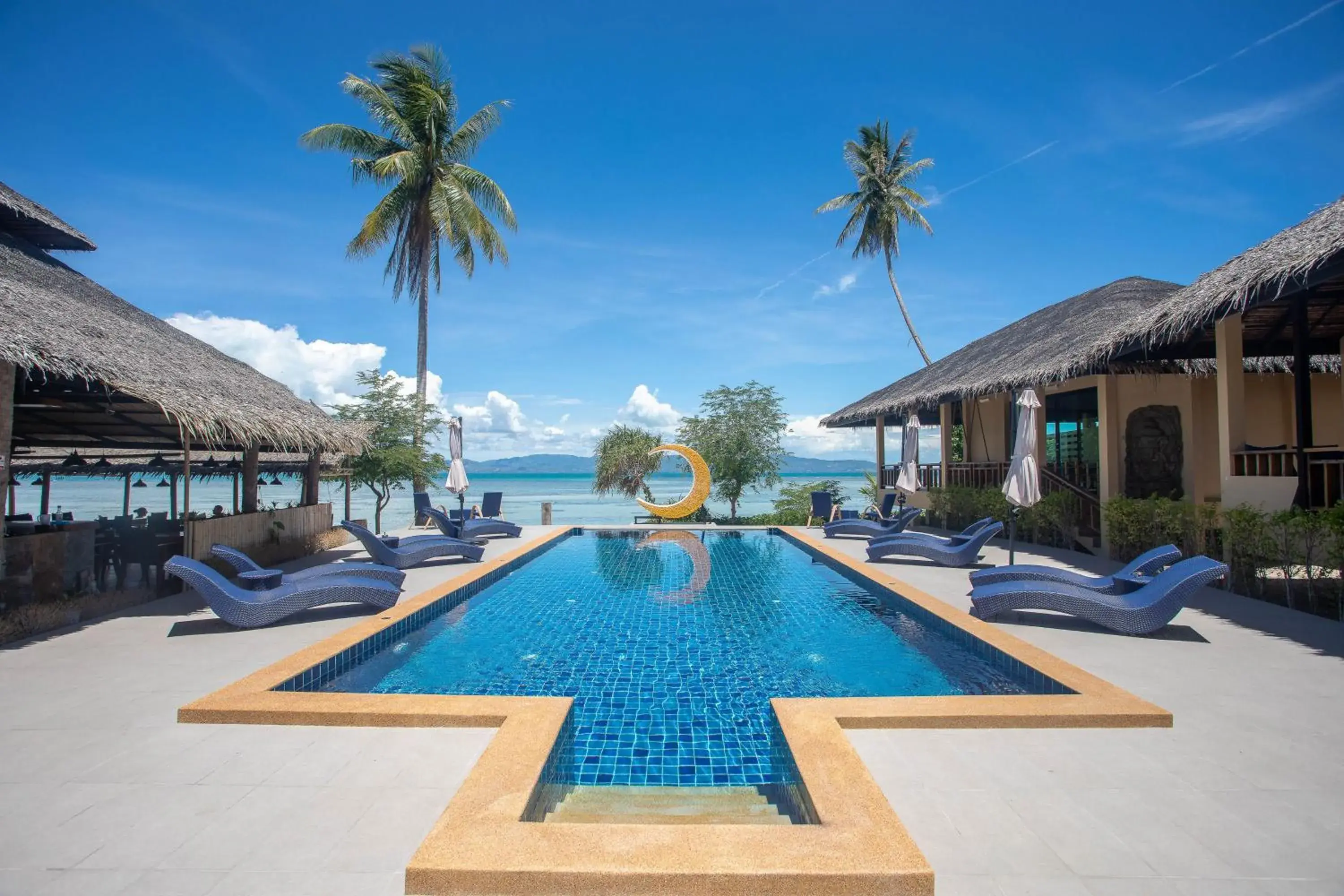 Swimming pool in Absolute Beachfront Resort Swimming pool in Absolute Beachfront Resort