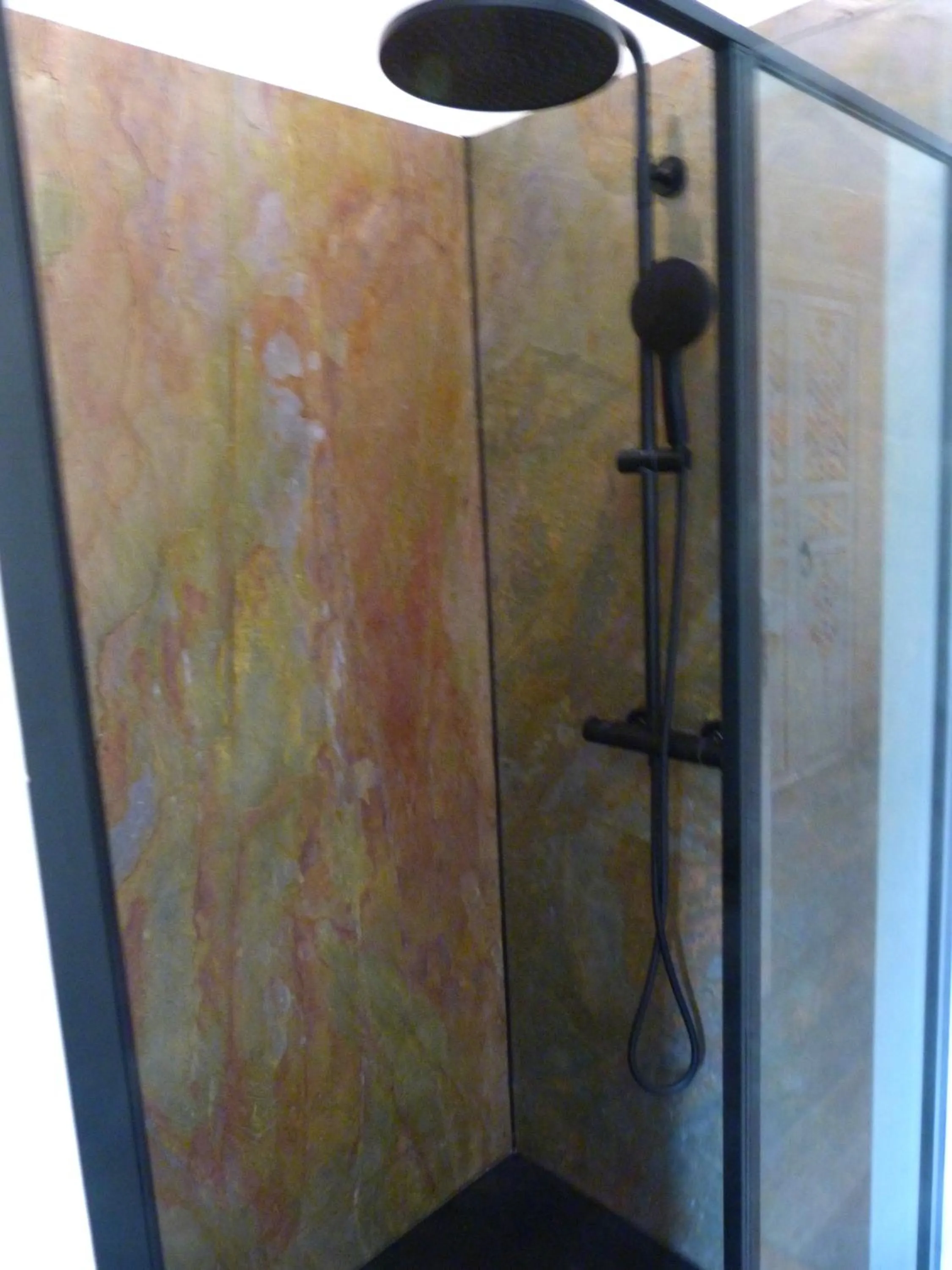 Shower in Chambres d'Hôtes La Fougeraie