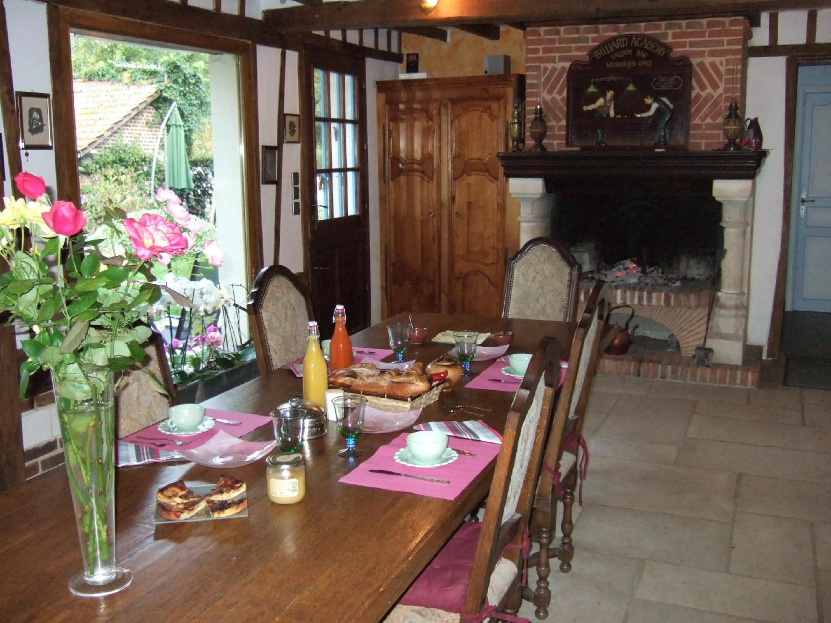 Restaurant/places to eat in La Maison de l'Epousée B&B