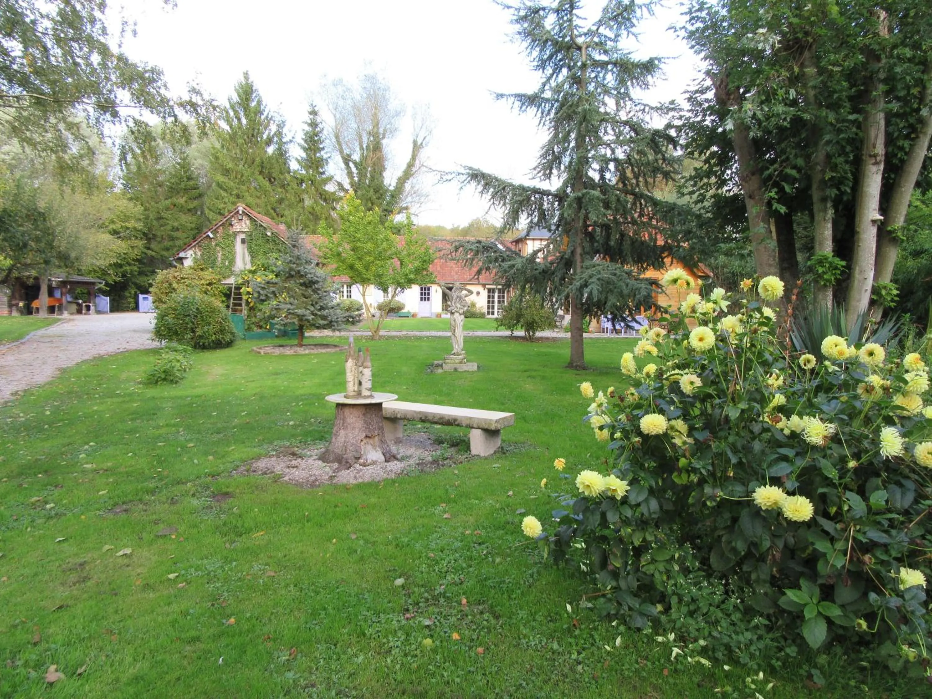Garden view in La Maison de l'Epousée B&B