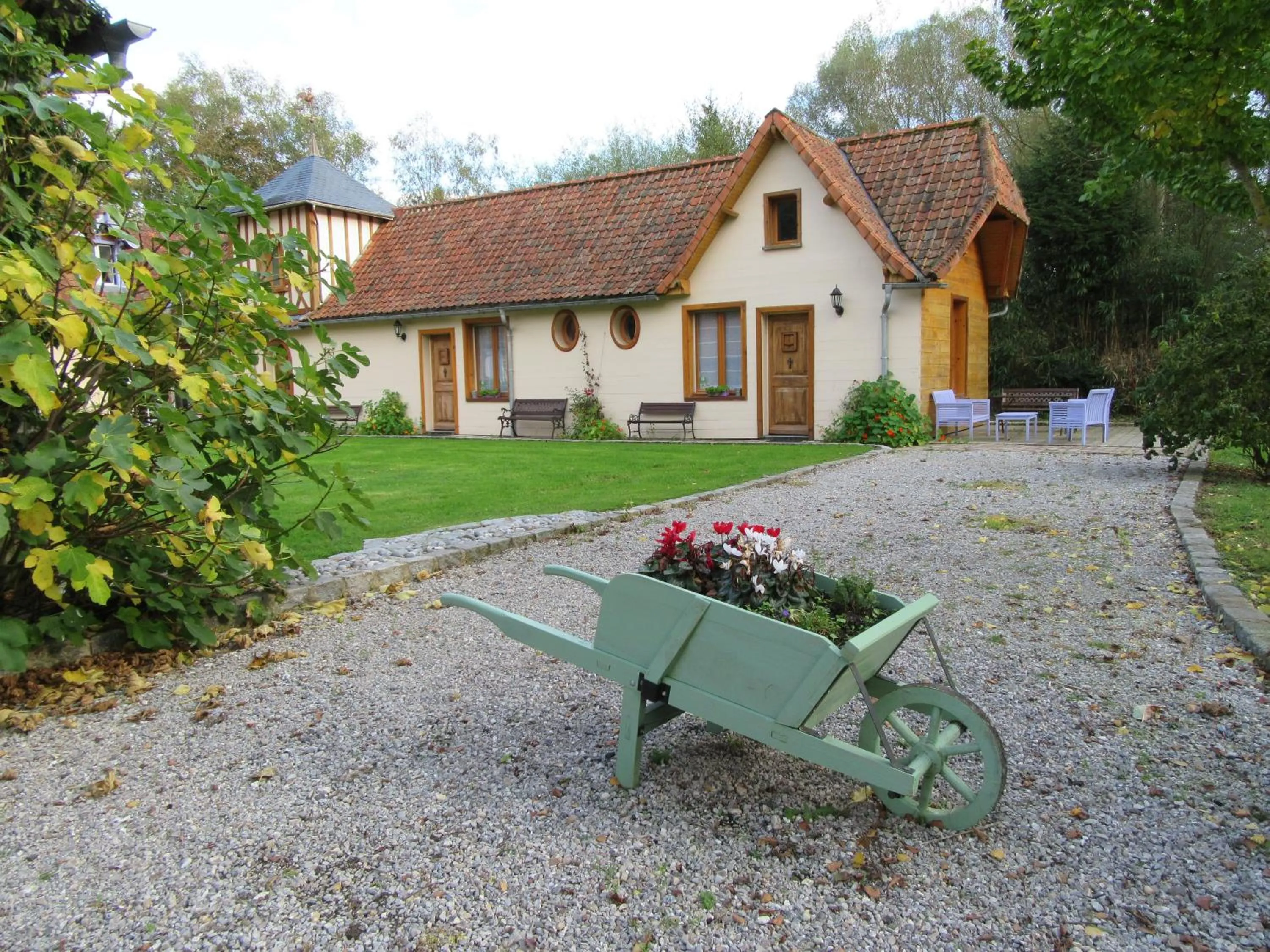 Inner courtyard view in La Maison de l'Epousée B&B