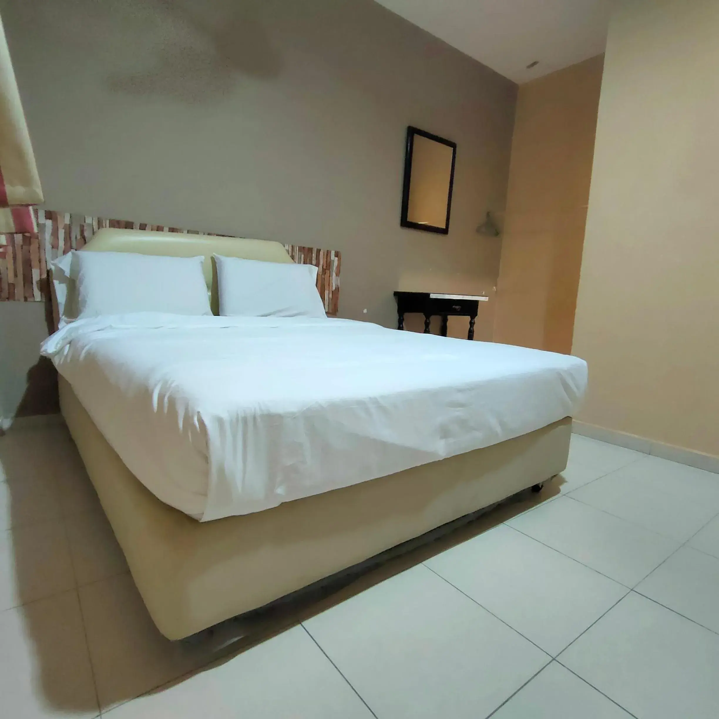 Queen Room - Disability Access in Kota Lodge Guest House Queen Room - Disability Access in Kota Lodge Guest House