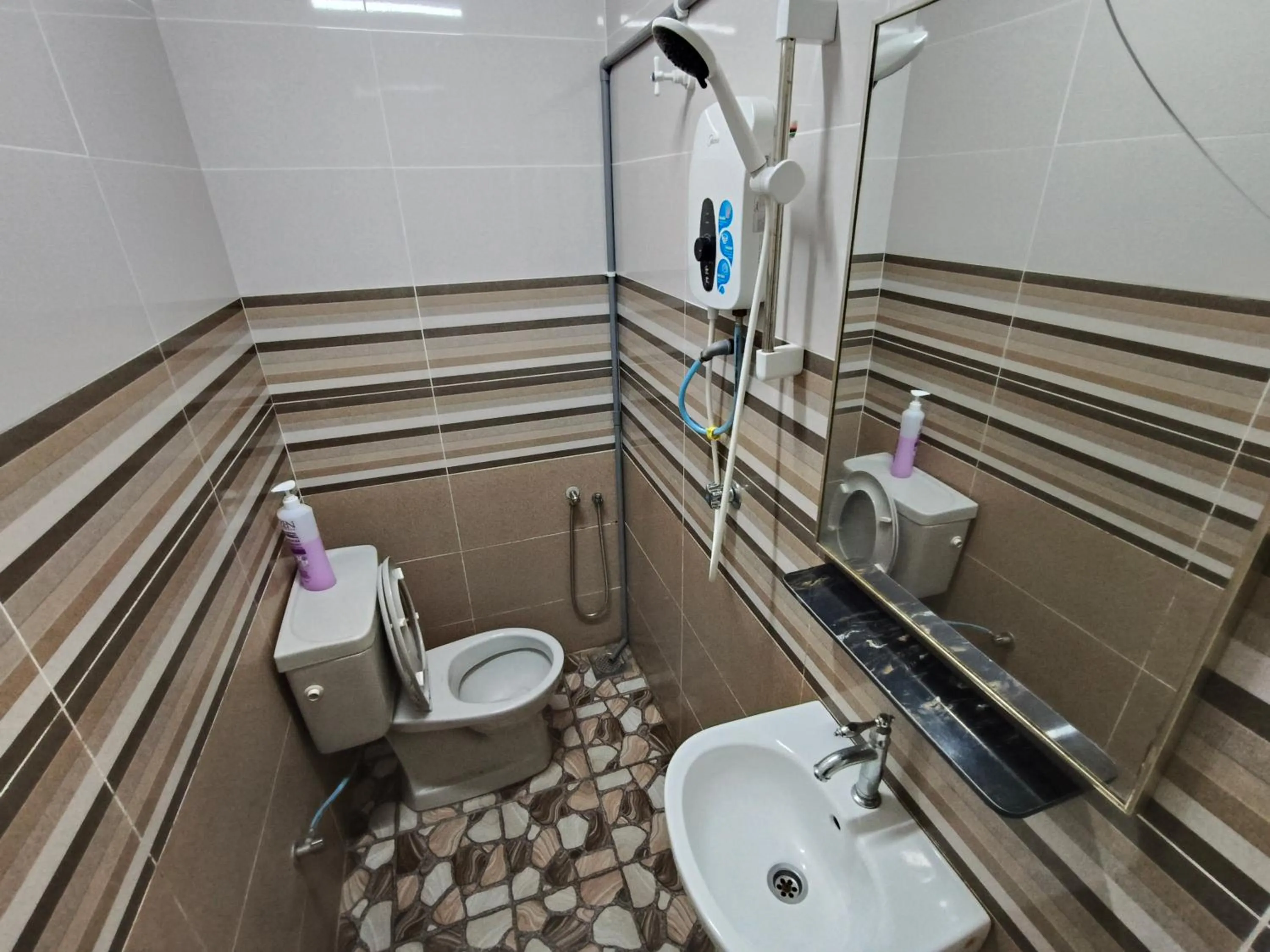 Shower in Kota Lodge Guest House