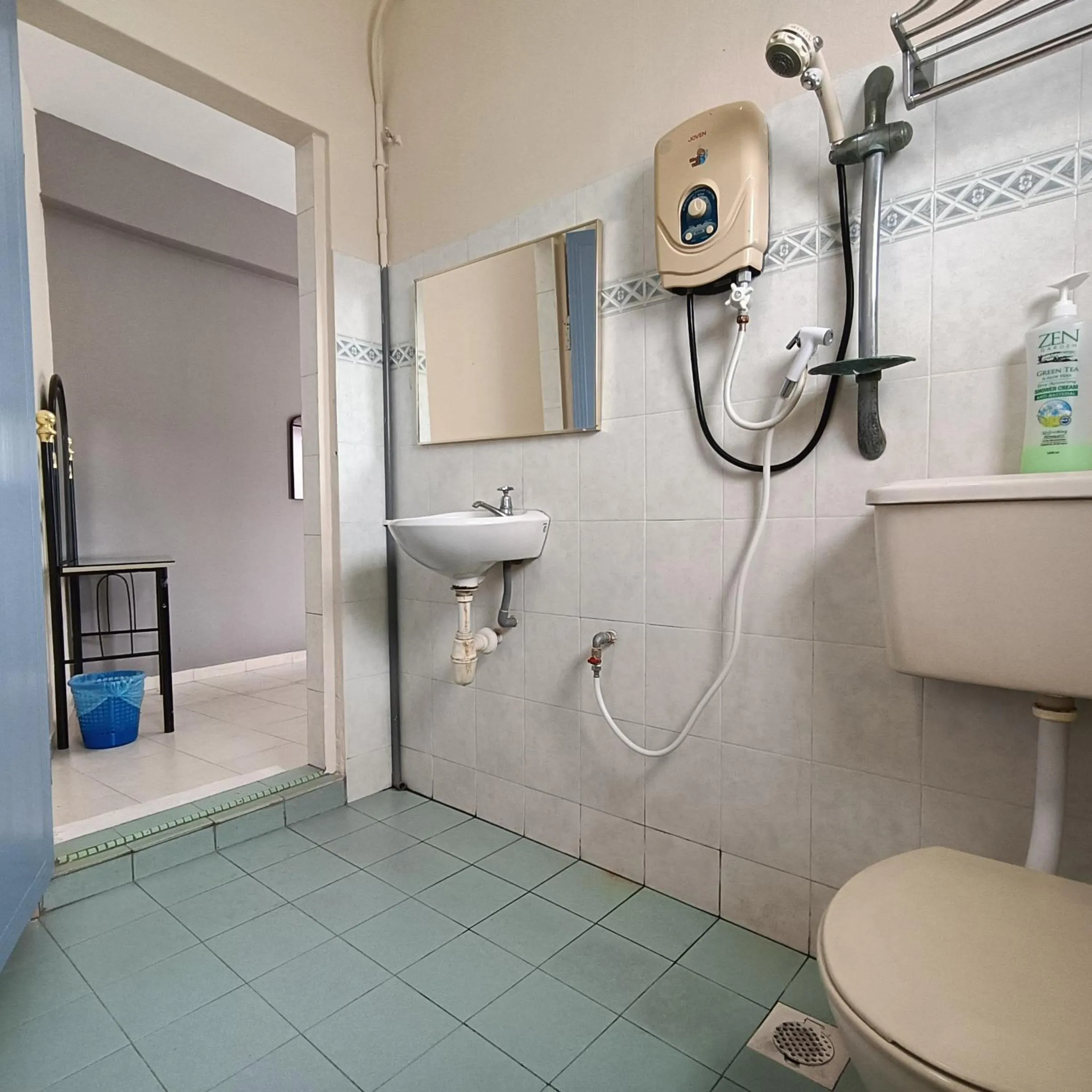 Shower in Kota Lodge Guest House