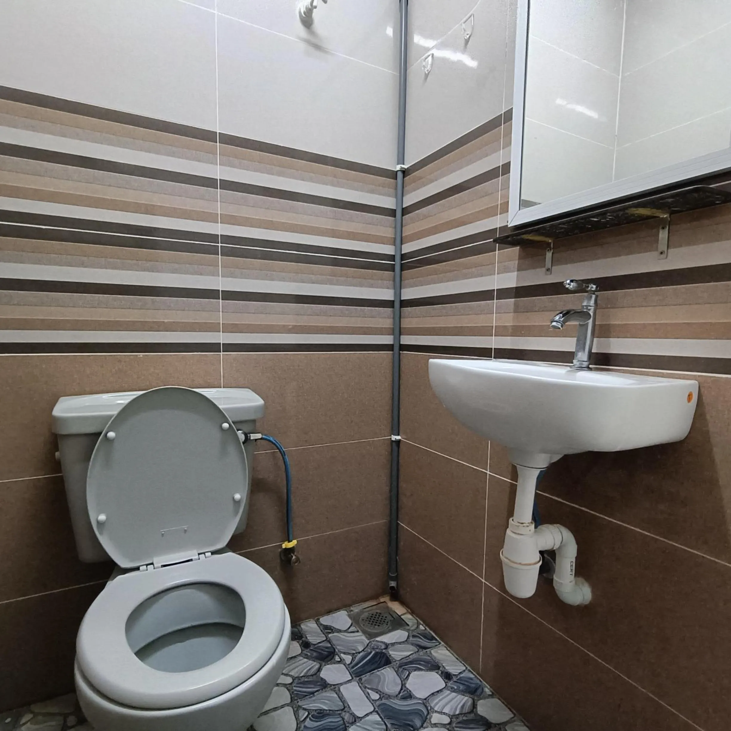 Toilet in Kota Lodge Guest House