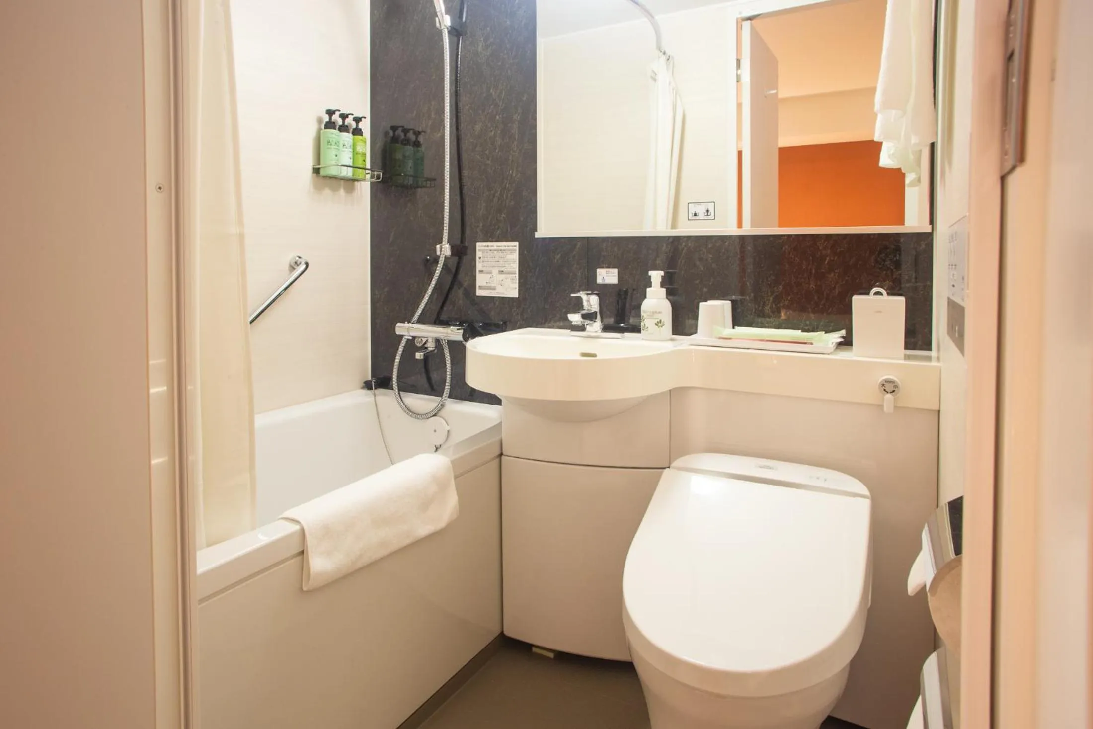 Shower in Hotel Kuretakeso Hiroshima Otemachi