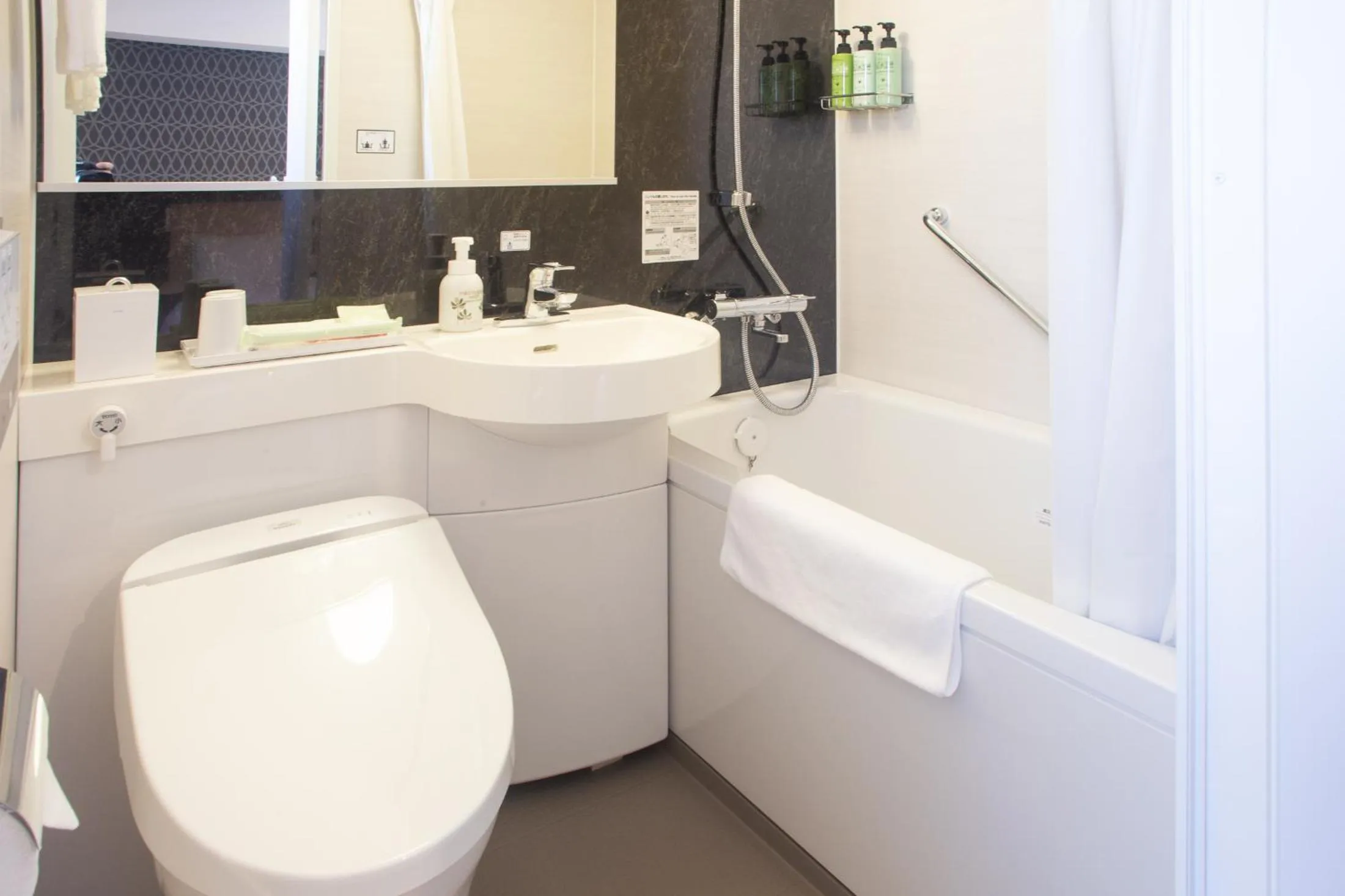 Shower in Hotel Kuretakeso Hiroshima Otemachi