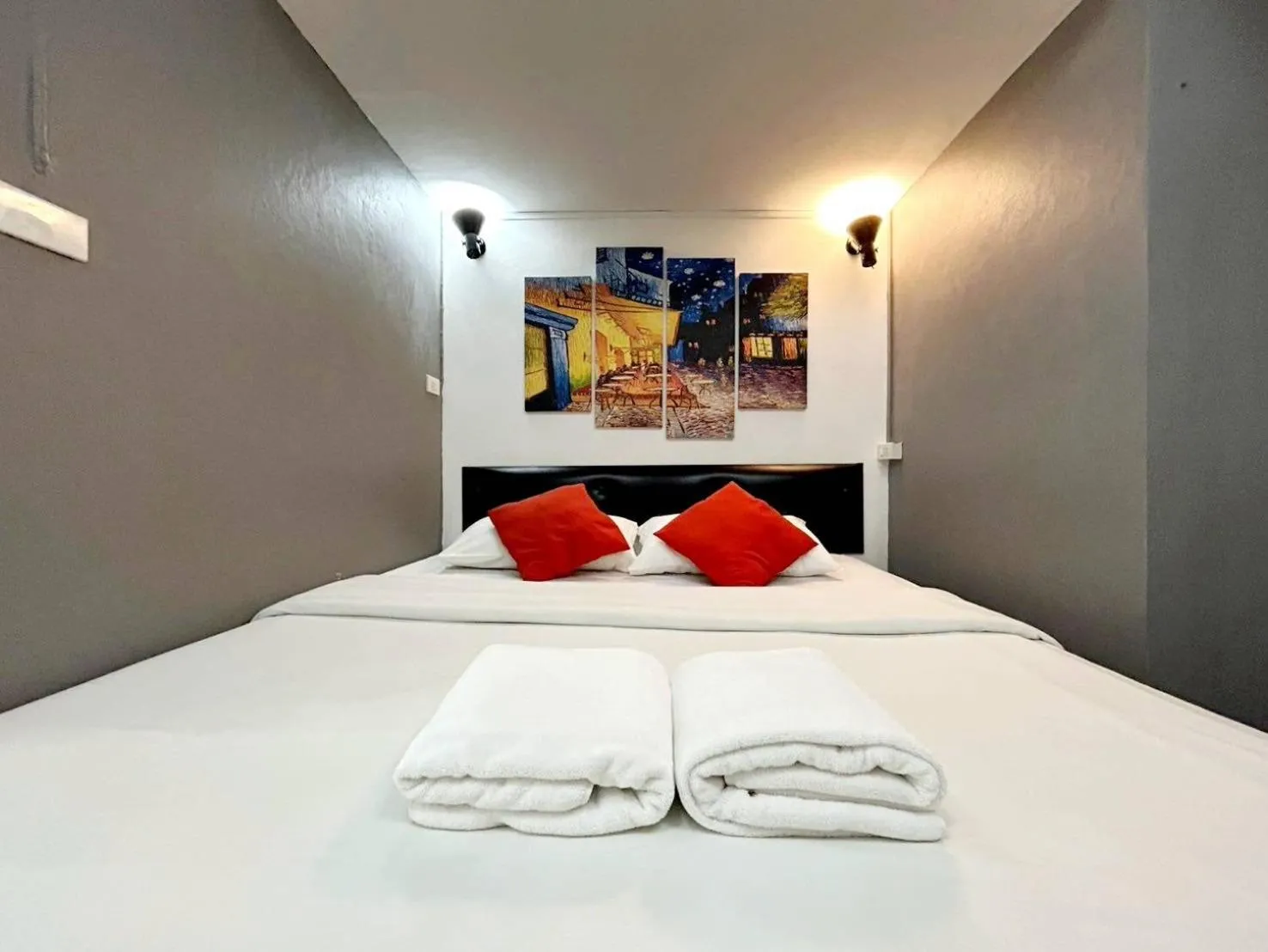 Bed in Casa Picasso Near Chabad House