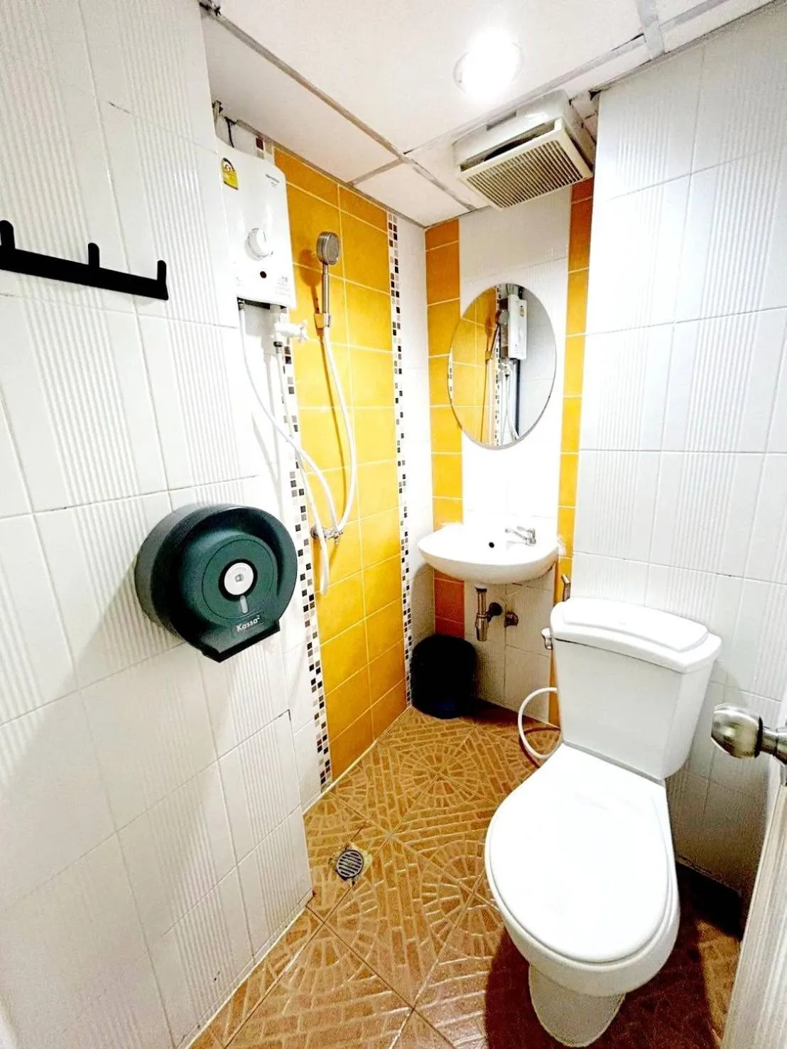 Shower in Casa Picasso Near Chabad House